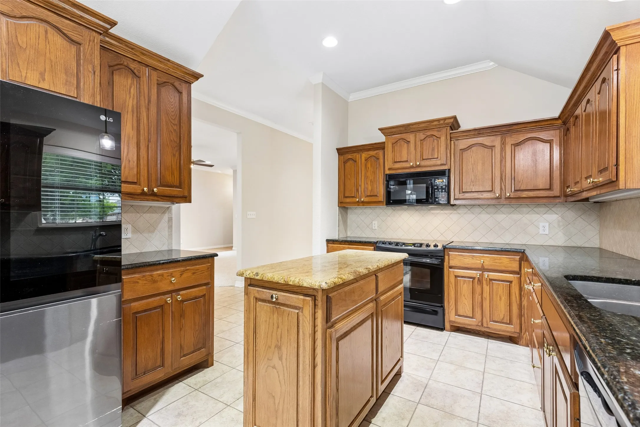 Single Family Residence For Sale in Dallas County , 110 Crestway Drive 29, Cedar Hill, Texas 75104, 3 Bedroom, 3 Bathroom, 2 Garage spaces, 2,286 Sqft, built in 2006, mls#21252172, Real Estate Agent in Cedar Hill, Homes For Sale in Dallas county, Homes For Sale in Cedar Hill, Realtor in Cedar Hill Texas, Real Estate Brokerage Independent Realty Texas, Luminita Cordes Realtor