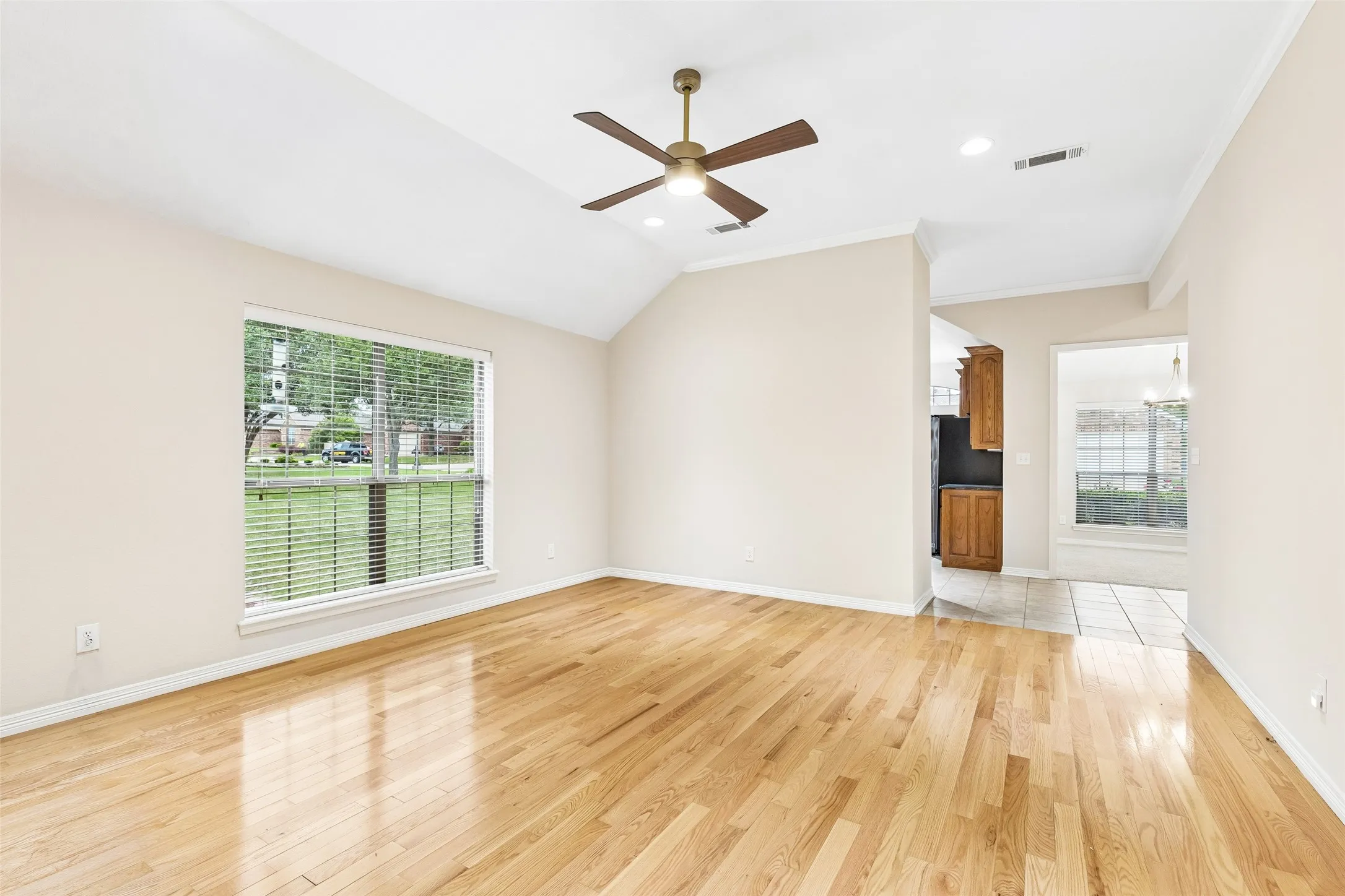 Single Family Residence For Sale in Dallas County , 110 Crestway Drive 29, Cedar Hill, Texas 75104, 3 Bedroom, 3 Bathroom, 2 Garage spaces, 2,286 Sqft, built in 2006, mls#21252172, Real Estate Agent in Cedar Hill, Homes For Sale in Dallas county, Homes For Sale in Cedar Hill, Realtor in Cedar Hill Texas, Real Estate Brokerage Independent Realty Texas, Luminita Cordes Realtor