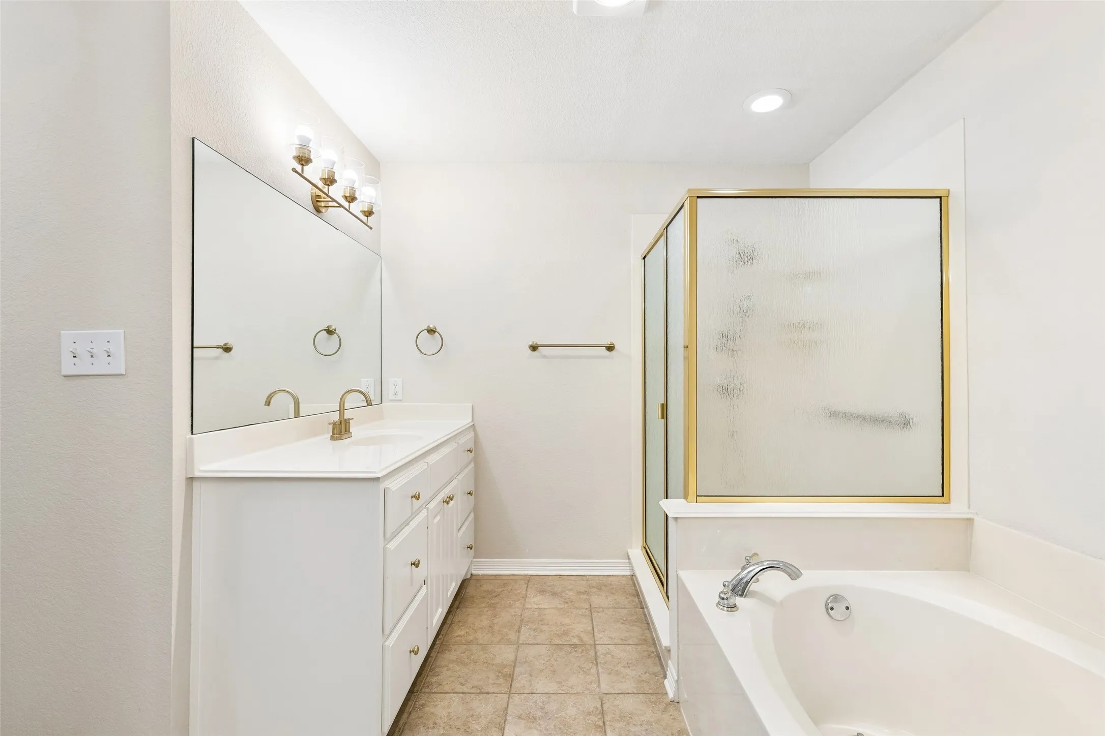 Single Family Residence For Sale in Dallas County , 110 Crestway Drive 29, Cedar Hill, Texas 75104, 3 Bedroom, 3 Bathroom, 2 Garage spaces, 2,286 Sqft, built in 2006, mls#21252172, Real Estate Agent in Cedar Hill, Homes For Sale in Dallas county, Homes For Sale in Cedar Hill, Realtor in Cedar Hill Texas, Real Estate Brokerage Independent Realty Texas, Luminita Cordes Realtor