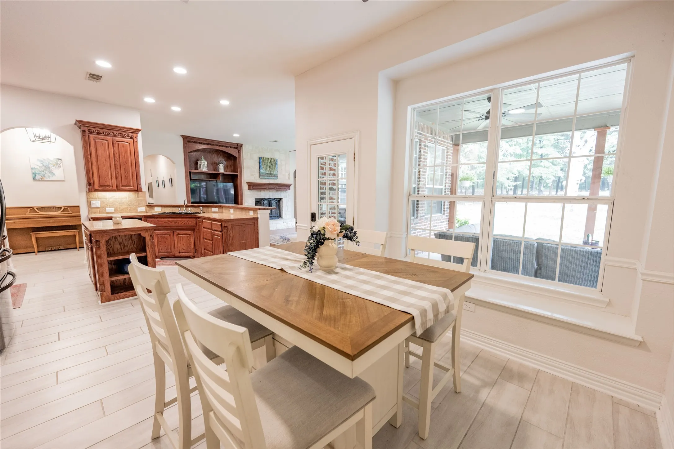Single Family Residence For Sale in Cooke County , 735 Sleepy Hollow Lane, Valley View, Texas 76272, 4 Bedroom, 4 Bathroom, 2 Garage spaces, 3,441 Sqft, built in 2002, mls#21246095, Real Estate Agent in Valley View, Homes For Sale in Cooke county, Homes For Sale in Valley View, Realtor in Valley View Texas, Real Estate Brokerage Independent Realty Texas, Luminita Cordes Realtor