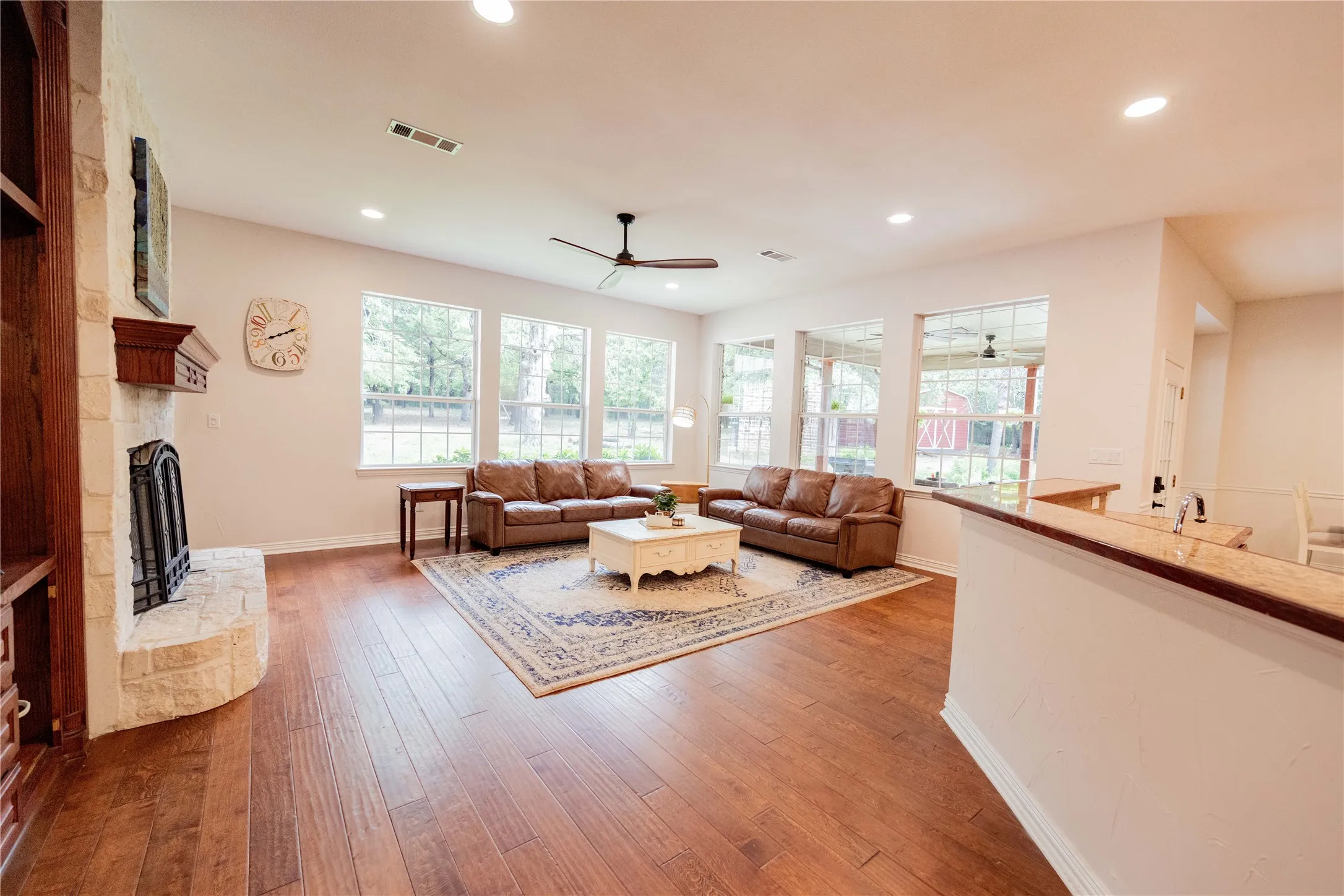Single Family Residence For Sale in Cooke County , 735 Sleepy Hollow Lane, Valley View, Texas 76272, 4 Bedroom, 4 Bathroom, 2 Garage spaces, 3,441 Sqft, built in 2002, mls#21246095, Real Estate Agent in Valley View, Homes For Sale in Cooke county, Homes For Sale in Valley View, Realtor in Valley View Texas, Real Estate Brokerage Independent Realty Texas, Luminita Cordes Realtor