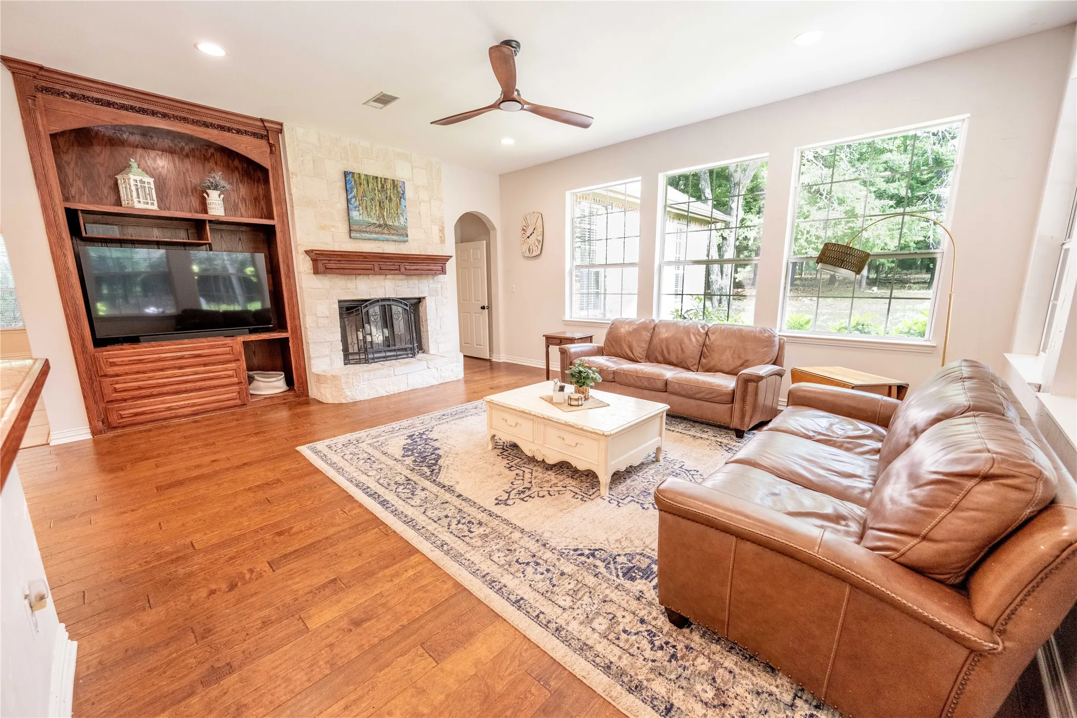 Single Family Residence For Sale in Cooke County , 735 Sleepy Hollow Lane, Valley View, Texas 76272, 4 Bedroom, 4 Bathroom, 2 Garage spaces, 3,441 Sqft, built in 2002, mls#21246095, Real Estate Agent in Valley View, Homes For Sale in Cooke county, Homes For Sale in Valley View, Realtor in Valley View Texas, Real Estate Brokerage Independent Realty Texas, Luminita Cordes Realtor