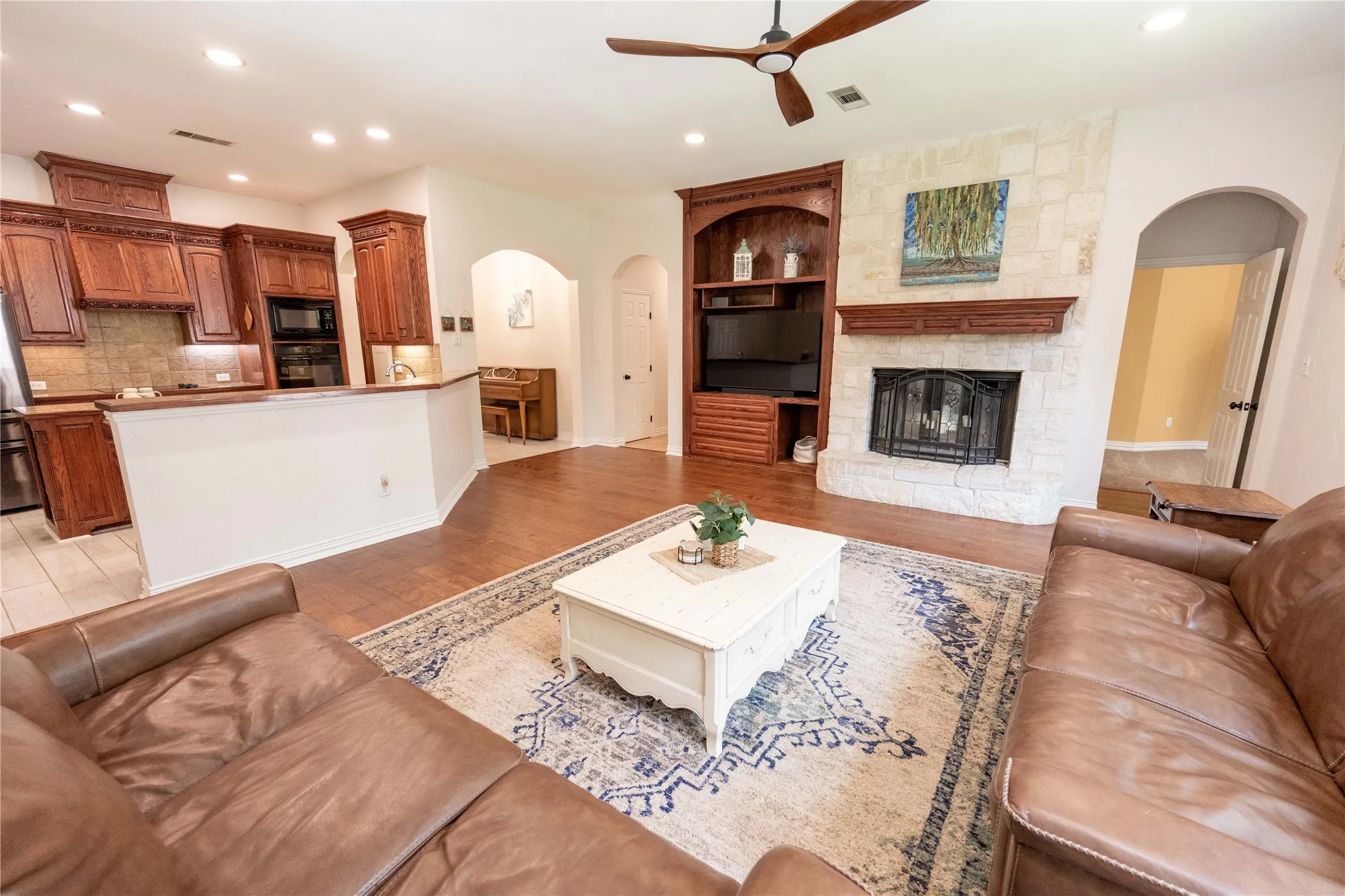 Single Family Residence For Sale in Cooke County , 735 Sleepy Hollow Lane, Valley View, Texas 76272, 4 Bedroom, 4 Bathroom, 2 Garage spaces, 3,441 Sqft, built in 2002, mls#21246095, Real Estate Agent in Valley View, Homes For Sale in Cooke county, Homes For Sale in Valley View, Realtor in Valley View Texas, Real Estate Brokerage Independent Realty Texas, Luminita Cordes Realtor
