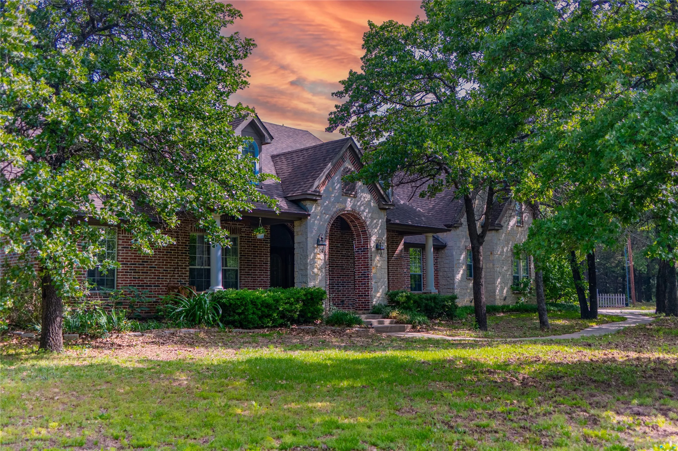 Single Family Residence For Sale in Cooke County , 735 Sleepy Hollow Lane, Valley View, Texas 76272, 4 Bedroom, 4 Bathroom, 2 Garage spaces, 3,441 Sqft, built in 2002, mls#21246095, Real Estate Agent in Valley View, Homes For Sale in Cooke county, Homes For Sale in Valley View, Realtor in Valley View Texas, Real Estate Brokerage Independent Realty Texas, Luminita Cordes Realtor