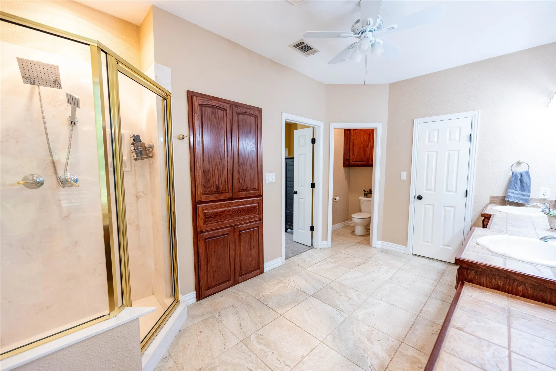 Single Family Residence For Sale in Cooke County , 735 Sleepy Hollow Lane, Valley View, Texas 76272, 4 Bedroom, 4 Bathroom, 2 Garage spaces, 3,441 Sqft, built in 2002, mls#21246095, Real Estate Agent in Valley View, Homes For Sale in Cooke county, Homes For Sale in Valley View, Realtor in Valley View Texas, Real Estate Brokerage Independent Realty Texas, Luminita Cordes Realtor
