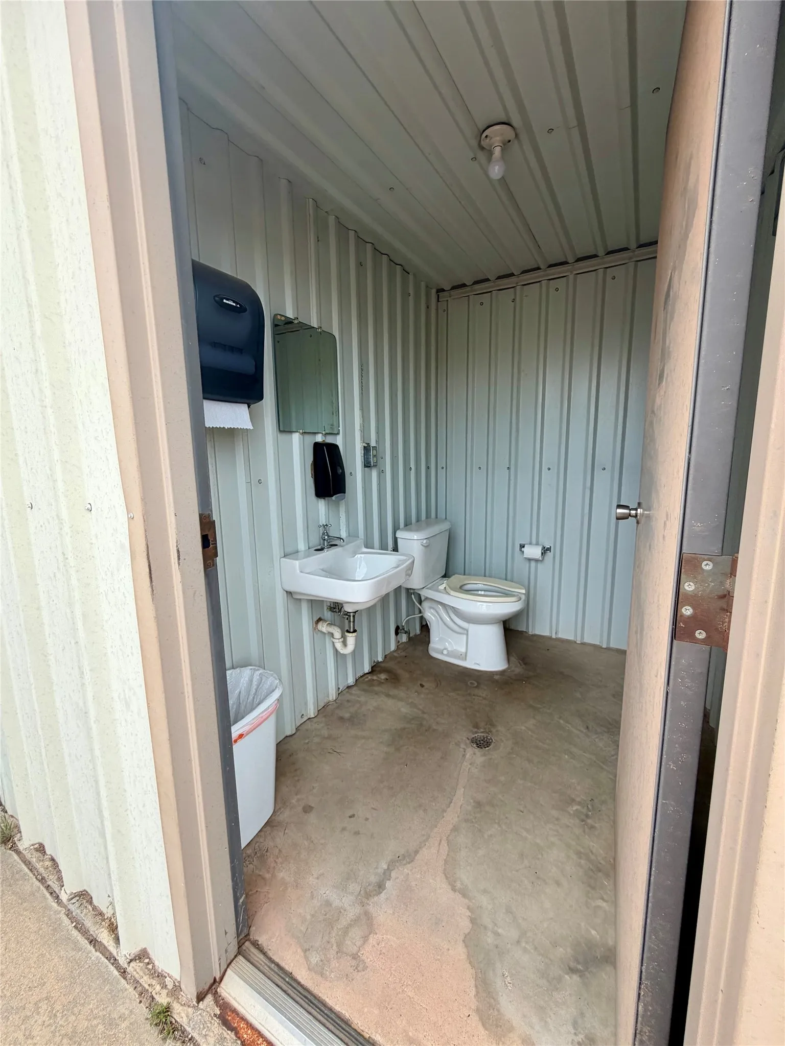 Industrial For Sale in Hardeman County , 501 11th Street, Quanah, Texas 79252, 0, 0, Garage spaces, 0 Sqft, built in 2005, Preowned, Price $250,000, mls#21225170, Real Estate Agent in Quanah, Homes For Sale in Hardeman county, Homes For Sale in Quanah, Realtor in Quanah Texas, Real Estate Brokerage Independent Realty Texas, Luminita Cordes Realtor