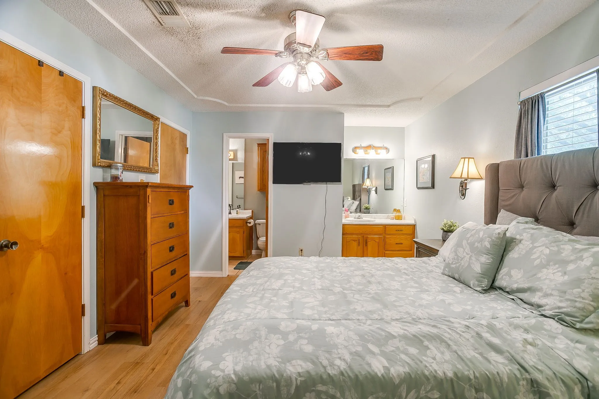 primary bed with en-suite
