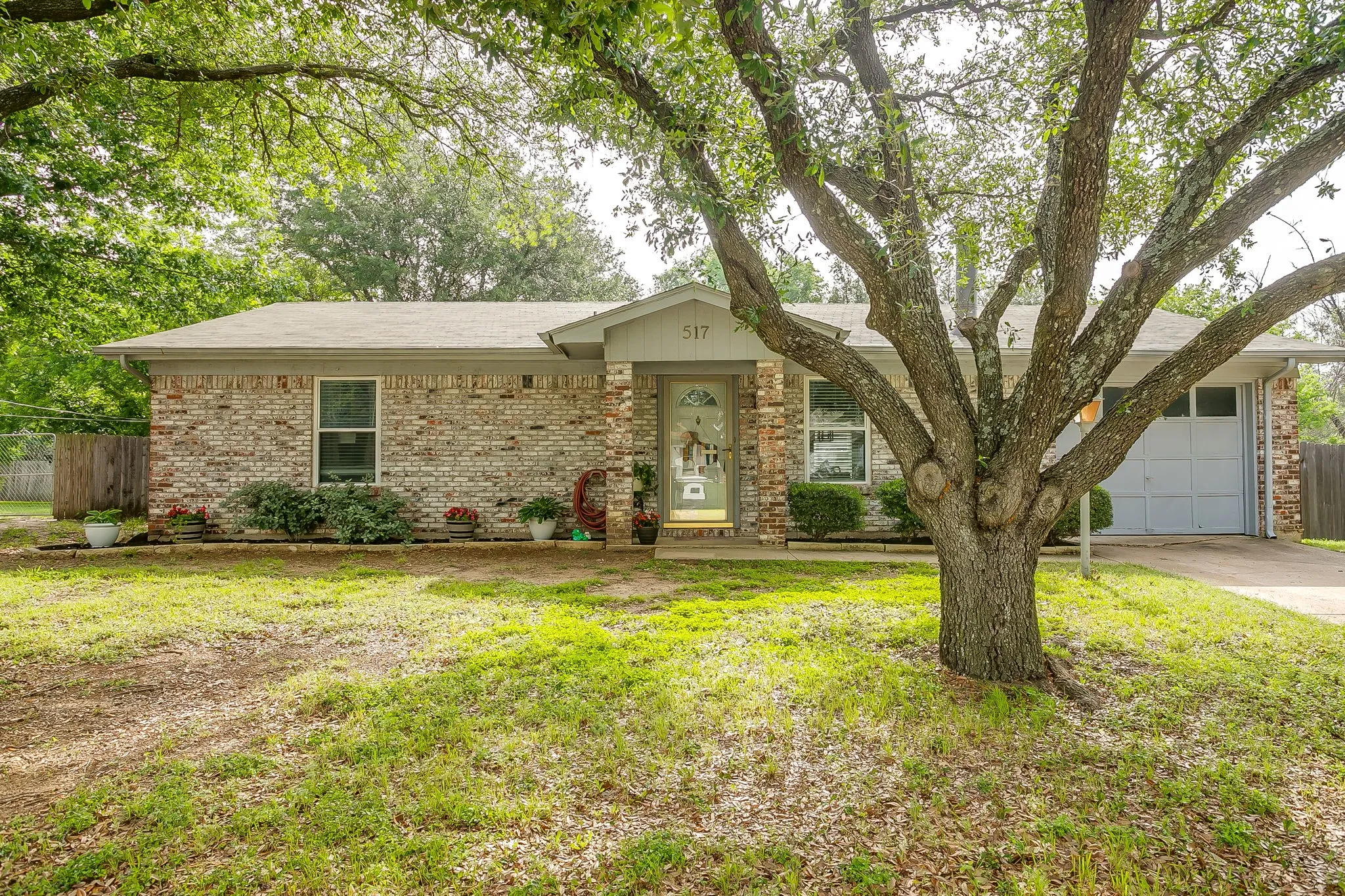 Single Family Residence For Sale in Johnson County , 517 Post Oak Lane, Burleson, Texas 76028, 2 Bedroom, 1 Bathroom, 1 Garage spaces, 1,169 Sqft, built in 1984, Preowned, mls#21251577, Real Estate Agent in Burleson, Homes For Sale in Johnson county, Homes For Sale in Burleson, Realtor in Burleson Texas, Real Estate Brokerage Independent Realty Texas, Luminita Cordes Realtor