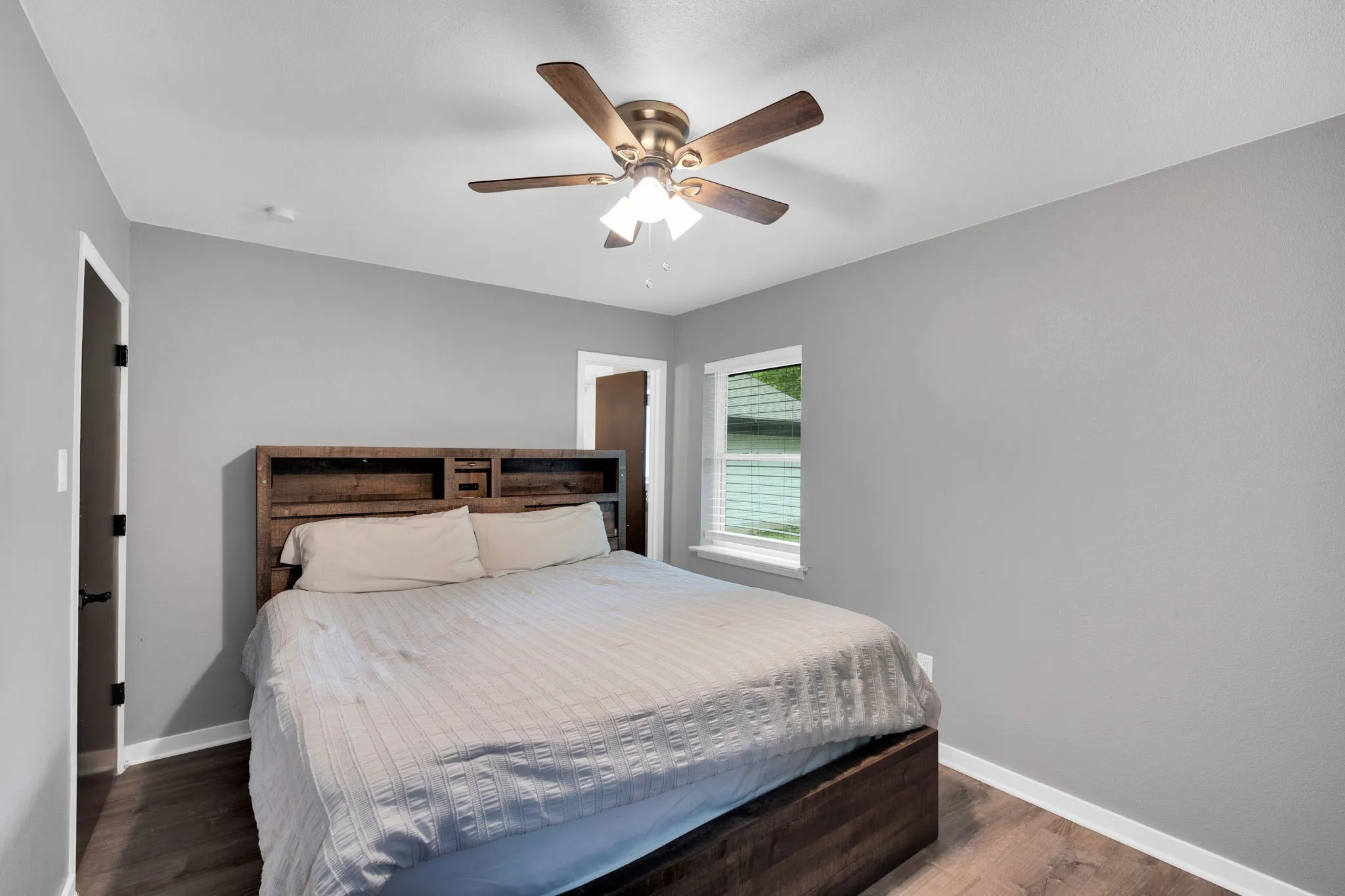 Single Family Residence For Sale in Ellis County , 1104 Williamsburg Drive, Ennis, Texas 75119, 4 Bedroom, 2 Bathroom, 2 Garage spaces, 1,665 Sqft, built in 1964, Preowned, mls#21250973, Real Estate Agent in Ennis, Homes For Sale in Ellis county, Homes For Sale in Ennis, Realtor in Ennis Texas, Real Estate Brokerage Independent Realty Texas, Luminita Cordes Realtor