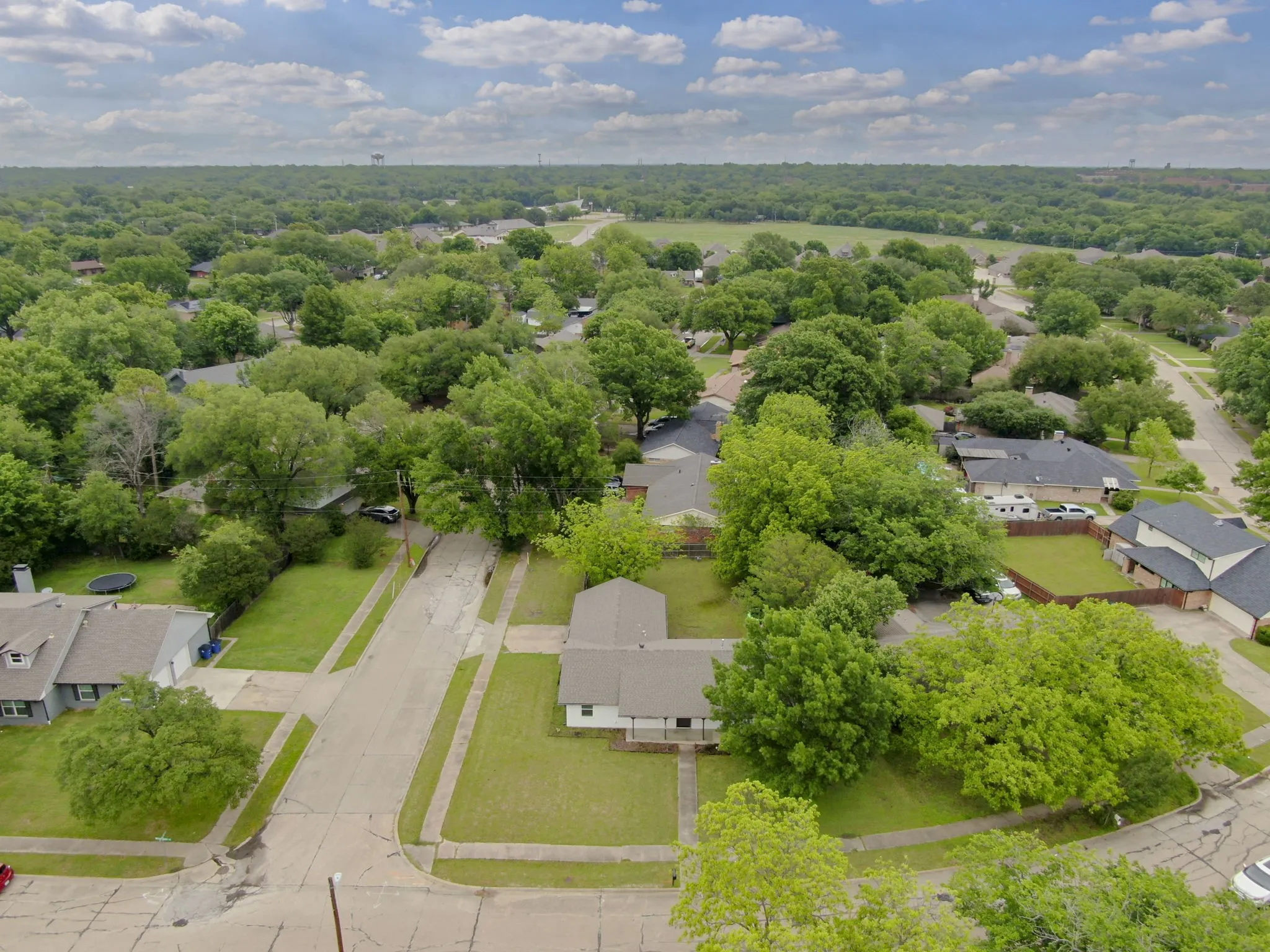 Single Family Residence For Sale in Ellis County , 1104 Williamsburg Drive, Ennis, Texas 75119, 4 Bedroom, 2 Bathroom, 2 Garage spaces, 1,665 Sqft, built in 1964, Preowned, mls#21250973, Real Estate Agent in Ennis, Homes For Sale in Ellis county, Homes For Sale in Ennis, Realtor in Ennis Texas, Real Estate Brokerage Independent Realty Texas, Luminita Cordes Realtor