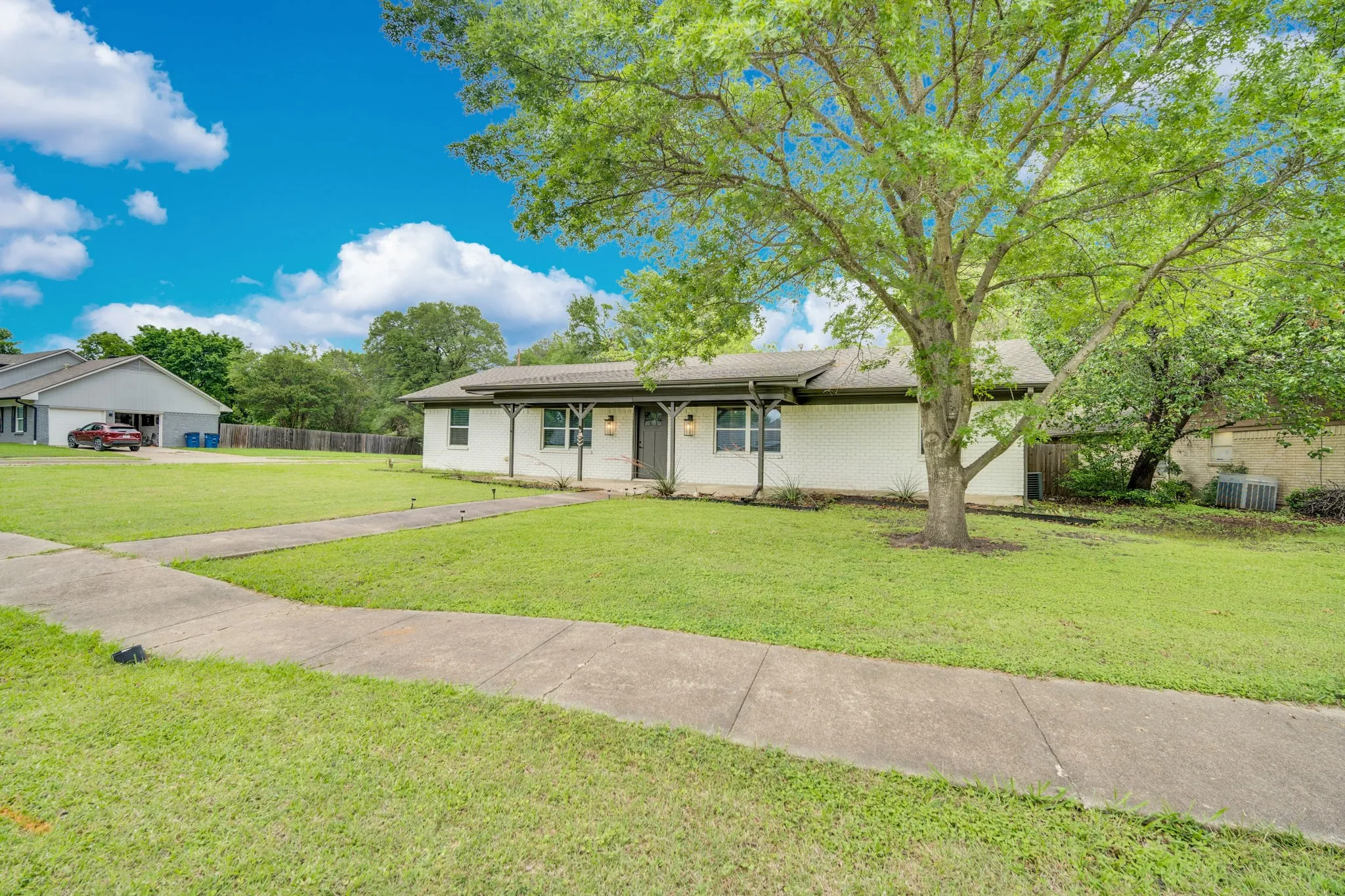 Single Family Residence For Sale in Ellis County , 1104 Williamsburg Drive, Ennis, Texas 75119, 4 Bedroom, 2 Bathroom, 2 Garage spaces, 1,665 Sqft, built in 1964, Preowned, mls#21250973, Real Estate Agent in Ennis, Homes For Sale in Ellis county, Homes For Sale in Ennis, Realtor in Ennis Texas, Real Estate Brokerage Independent Realty Texas, Luminita Cordes Realtor