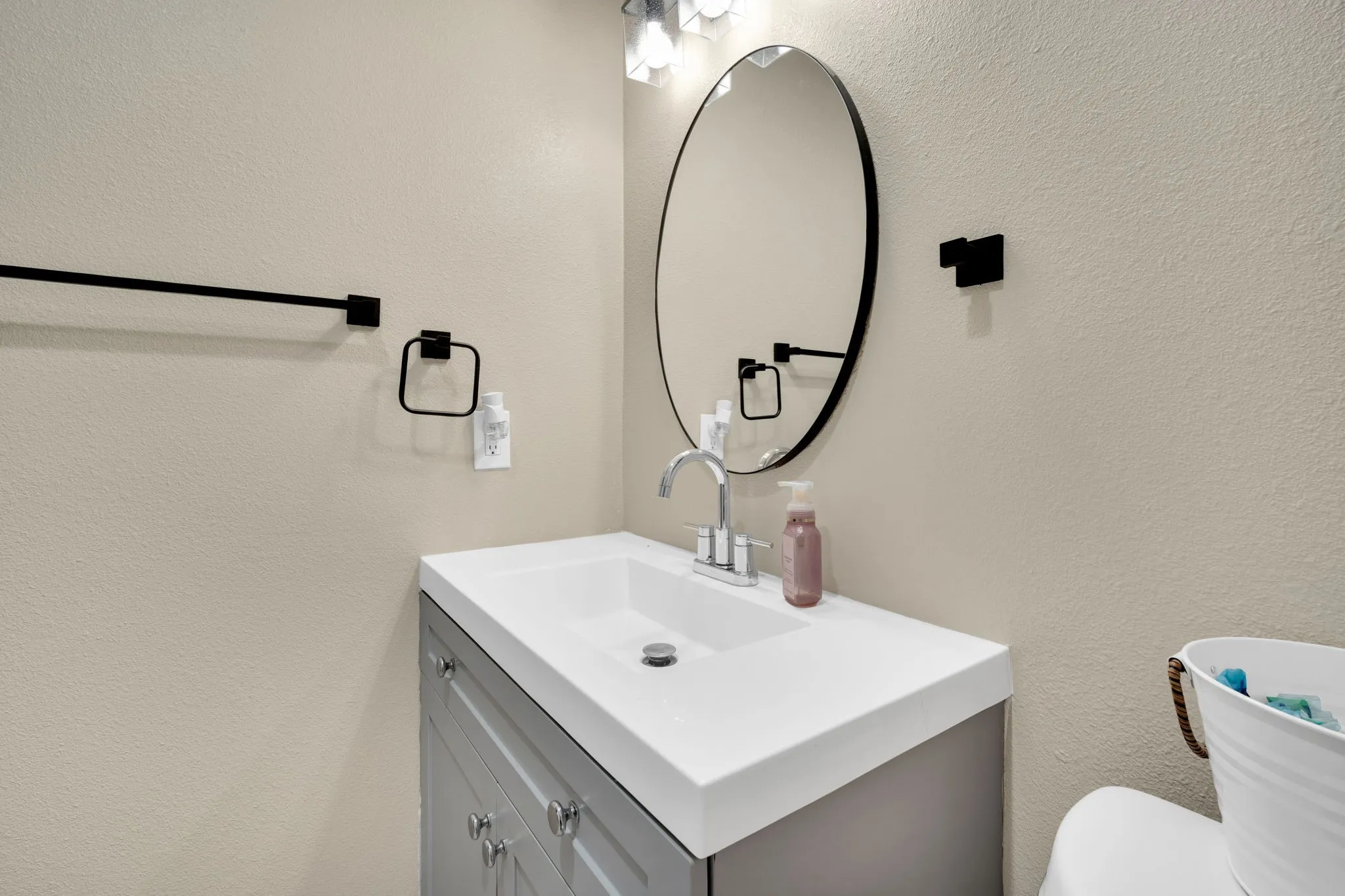Single Family Residence For Sale in Ellis County , 1104 Williamsburg Drive, Ennis, Texas 75119, 4 Bedroom, 2 Bathroom, 2 Garage spaces, 1,665 Sqft, built in 1964, Preowned, mls#21250973, Real Estate Agent in Ennis, Homes For Sale in Ellis county, Homes For Sale in Ennis, Realtor in Ennis Texas, Real Estate Brokerage Independent Realty Texas, Luminita Cordes Realtor