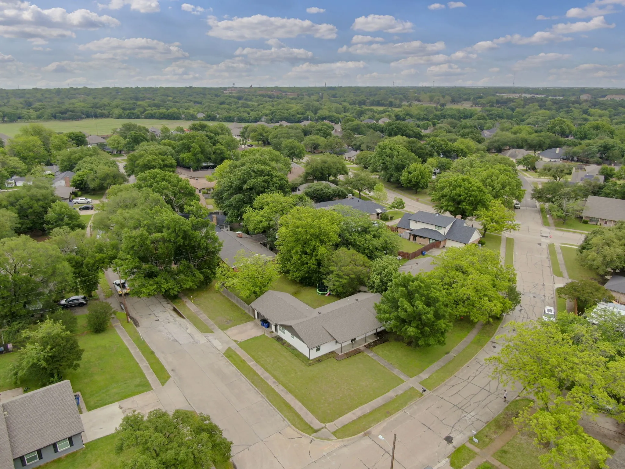 Single Family Residence For Sale in Ellis County , 1104 Williamsburg Drive, Ennis, Texas 75119, 4 Bedroom, 2 Bathroom, 2 Garage spaces, 1,665 Sqft, built in 1964, Preowned, mls#21250973, Real Estate Agent in Ennis, Homes For Sale in Ellis county, Homes For Sale in Ennis, Realtor in Ennis Texas, Real Estate Brokerage Independent Realty Texas, Luminita Cordes Realtor