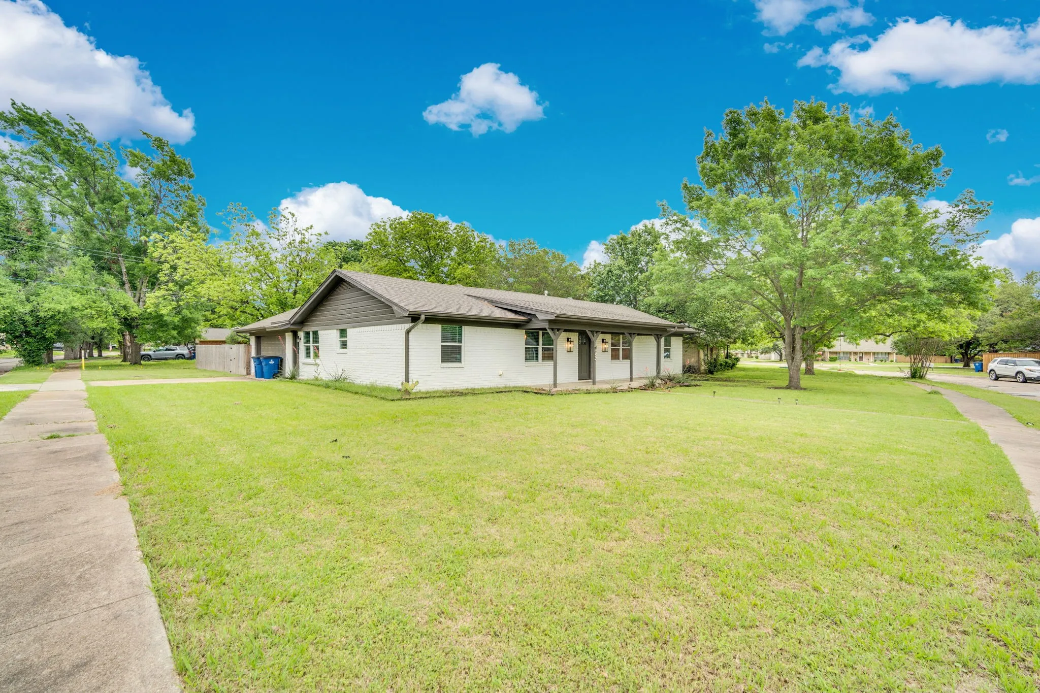 Single Family Residence For Sale in Ellis County , 1104 Williamsburg Drive, Ennis, Texas 75119, 4 Bedroom, 2 Bathroom, 2 Garage spaces, 1,665 Sqft, built in 1964, Preowned, mls#21250973, Real Estate Agent in Ennis, Homes For Sale in Ellis county, Homes For Sale in Ennis, Realtor in Ennis Texas, Real Estate Brokerage Independent Realty Texas, Luminita Cordes Realtor