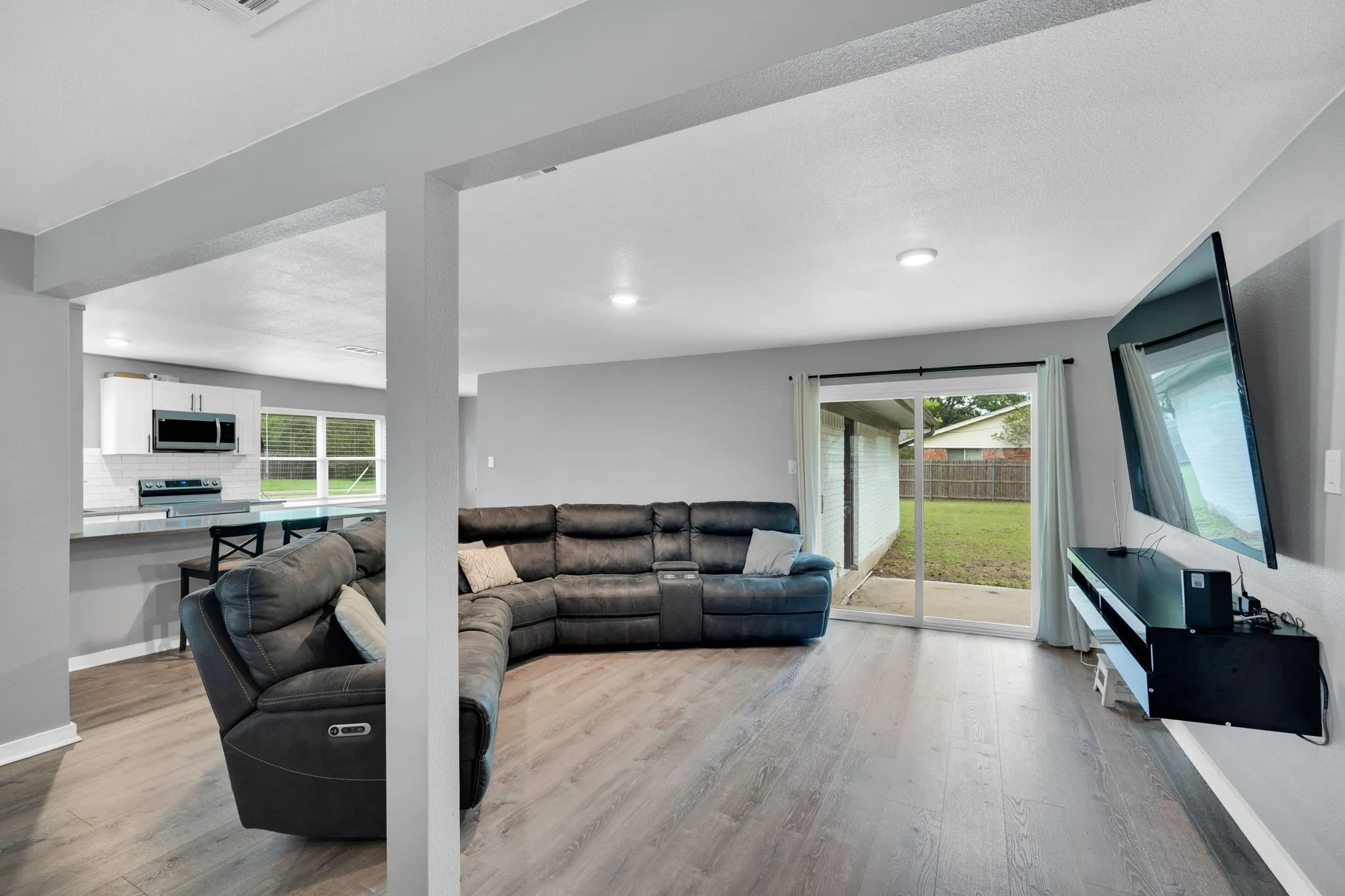Single Family Residence For Sale in Ellis County , 1104 Williamsburg Drive, Ennis, Texas 75119, 4 Bedroom, 2 Bathroom, 2 Garage spaces, 1,665 Sqft, built in 1964, Preowned, mls#21250973, Real Estate Agent in Ennis, Homes For Sale in Ellis county, Homes For Sale in Ennis, Realtor in Ennis Texas, Real Estate Brokerage Independent Realty Texas, Luminita Cordes Realtor