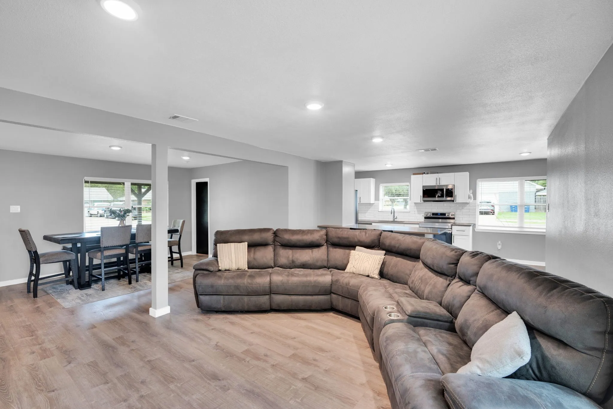 Single Family Residence For Sale in Ellis County , 1104 Williamsburg Drive, Ennis, Texas 75119, 4 Bedroom, 2 Bathroom, 2 Garage spaces, 1,665 Sqft, built in 1964, Preowned, mls#21250973, Real Estate Agent in Ennis, Homes For Sale in Ellis county, Homes For Sale in Ennis, Realtor in Ennis Texas, Real Estate Brokerage Independent Realty Texas, Luminita Cordes Realtor
