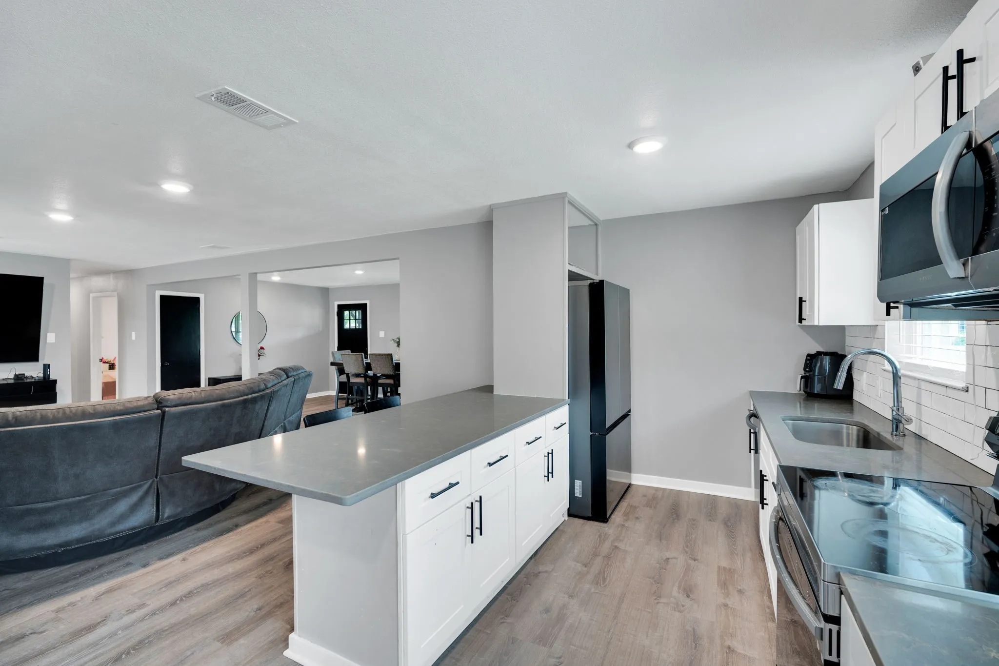 Single Family Residence For Sale in Ellis County , 1104 Williamsburg Drive, Ennis, Texas 75119, 4 Bedroom, 2 Bathroom, 2 Garage spaces, 1,665 Sqft, built in 1964, Preowned, mls#21250973, Real Estate Agent in Ennis, Homes For Sale in Ellis county, Homes For Sale in Ennis, Realtor in Ennis Texas, Real Estate Brokerage Independent Realty Texas, Luminita Cordes Realtor