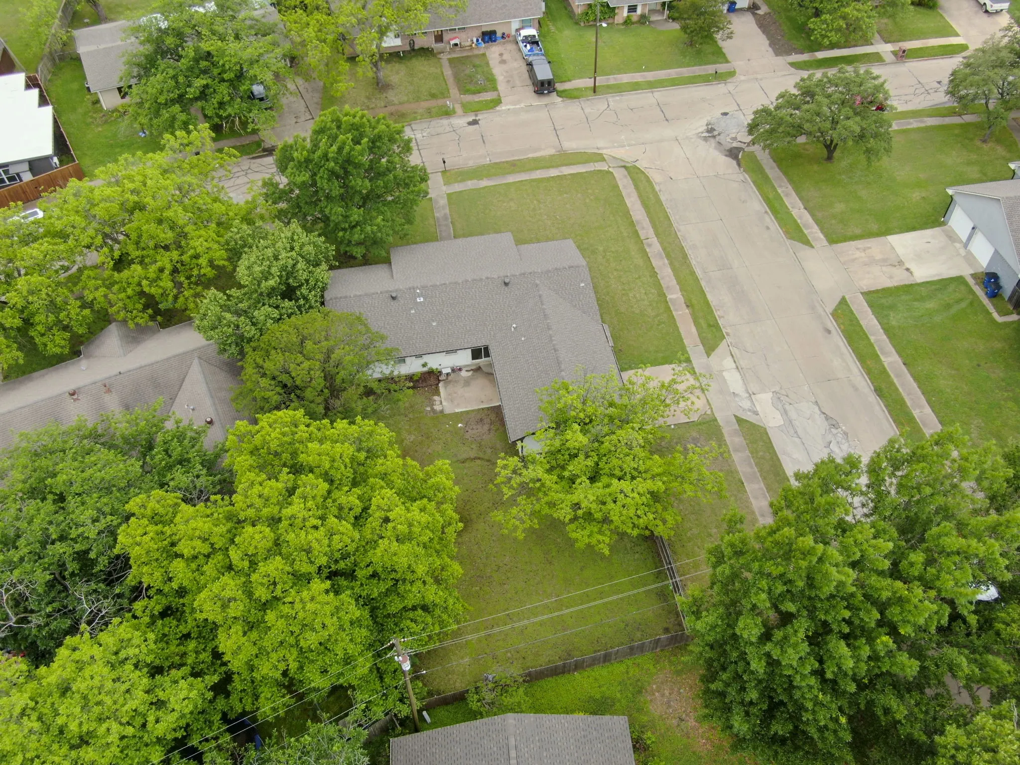 Single Family Residence For Sale in Ellis County , 1104 Williamsburg Drive, Ennis, Texas 75119, 4 Bedroom, 2 Bathroom, 2 Garage spaces, 1,665 Sqft, built in 1964, Preowned, mls#21250973, Real Estate Agent in Ennis, Homes For Sale in Ellis county, Homes For Sale in Ennis, Realtor in Ennis Texas, Real Estate Brokerage Independent Realty Texas, Luminita Cordes Realtor