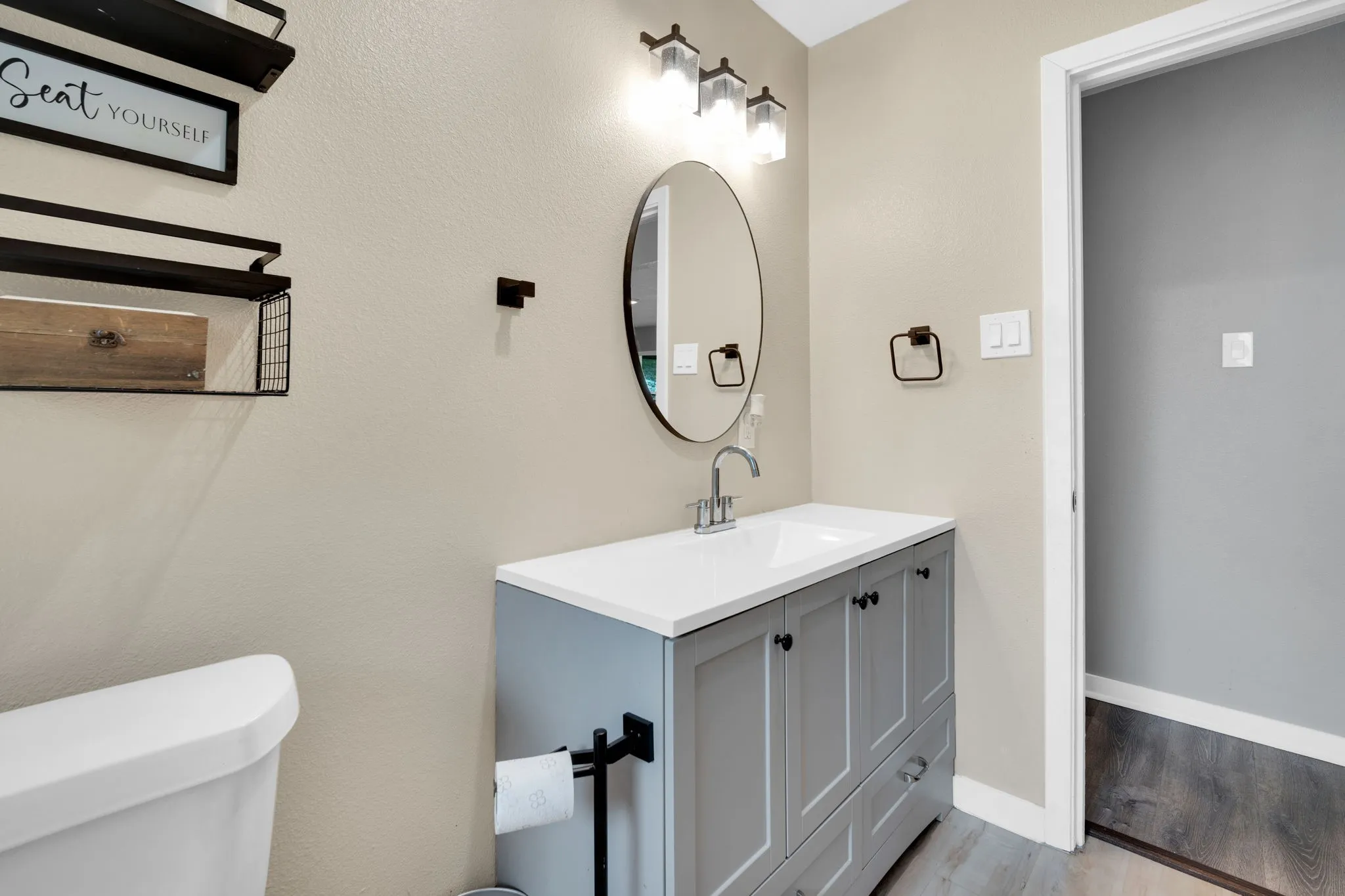 Single Family Residence For Sale in Ellis County , 1104 Williamsburg Drive, Ennis, Texas 75119, 4 Bedroom, 2 Bathroom, 2 Garage spaces, 1,665 Sqft, built in 1964, Preowned, mls#21250973, Real Estate Agent in Ennis, Homes For Sale in Ellis county, Homes For Sale in Ennis, Realtor in Ennis Texas, Real Estate Brokerage Independent Realty Texas, Luminita Cordes Realtor