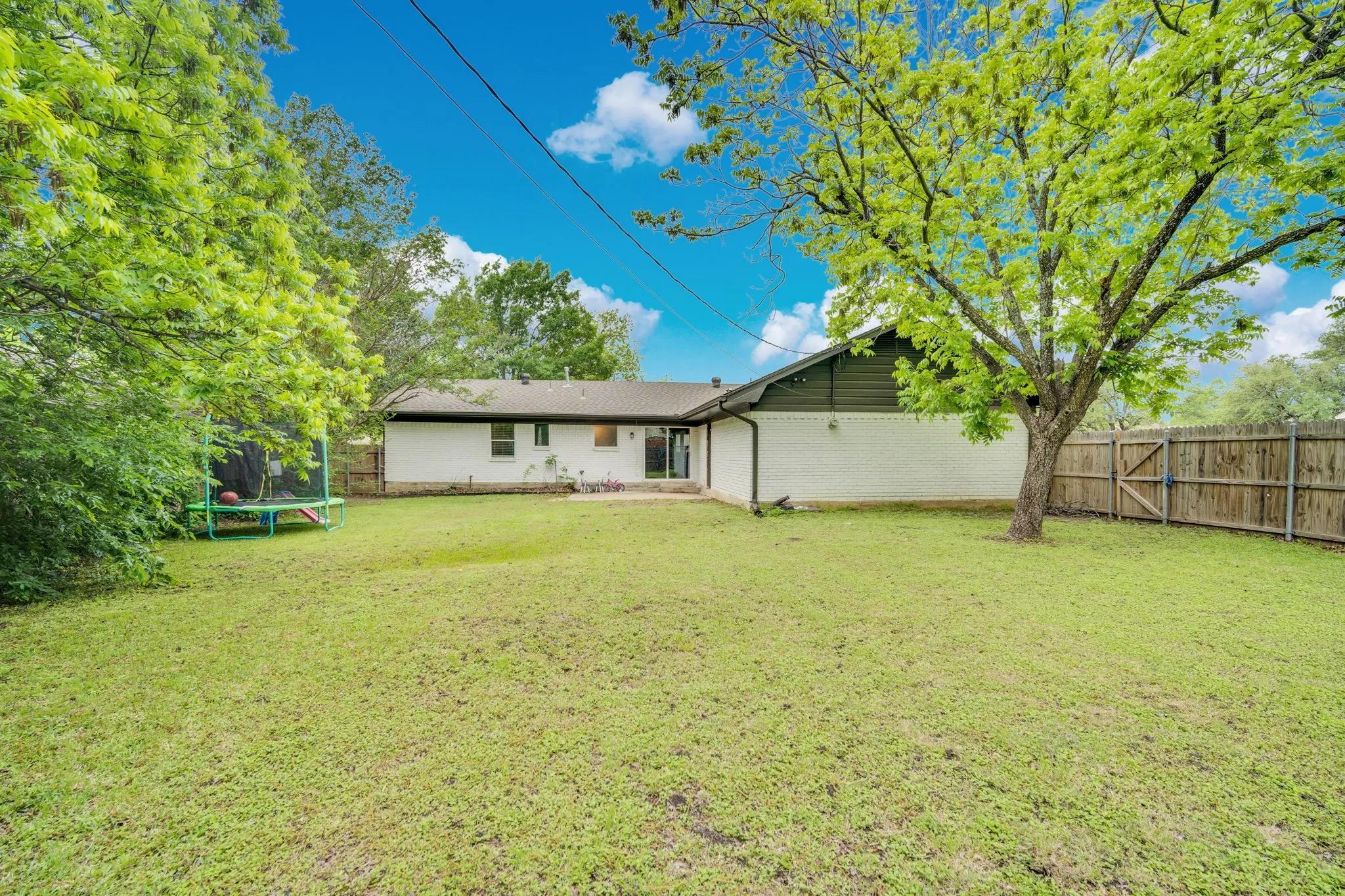 Single Family Residence For Sale in Ellis County , 1104 Williamsburg Drive, Ennis, Texas 75119, 4 Bedroom, 2 Bathroom, 2 Garage spaces, 1,665 Sqft, built in 1964, Preowned, mls#21250973, Real Estate Agent in Ennis, Homes For Sale in Ellis county, Homes For Sale in Ennis, Realtor in Ennis Texas, Real Estate Brokerage Independent Realty Texas, Luminita Cordes Realtor