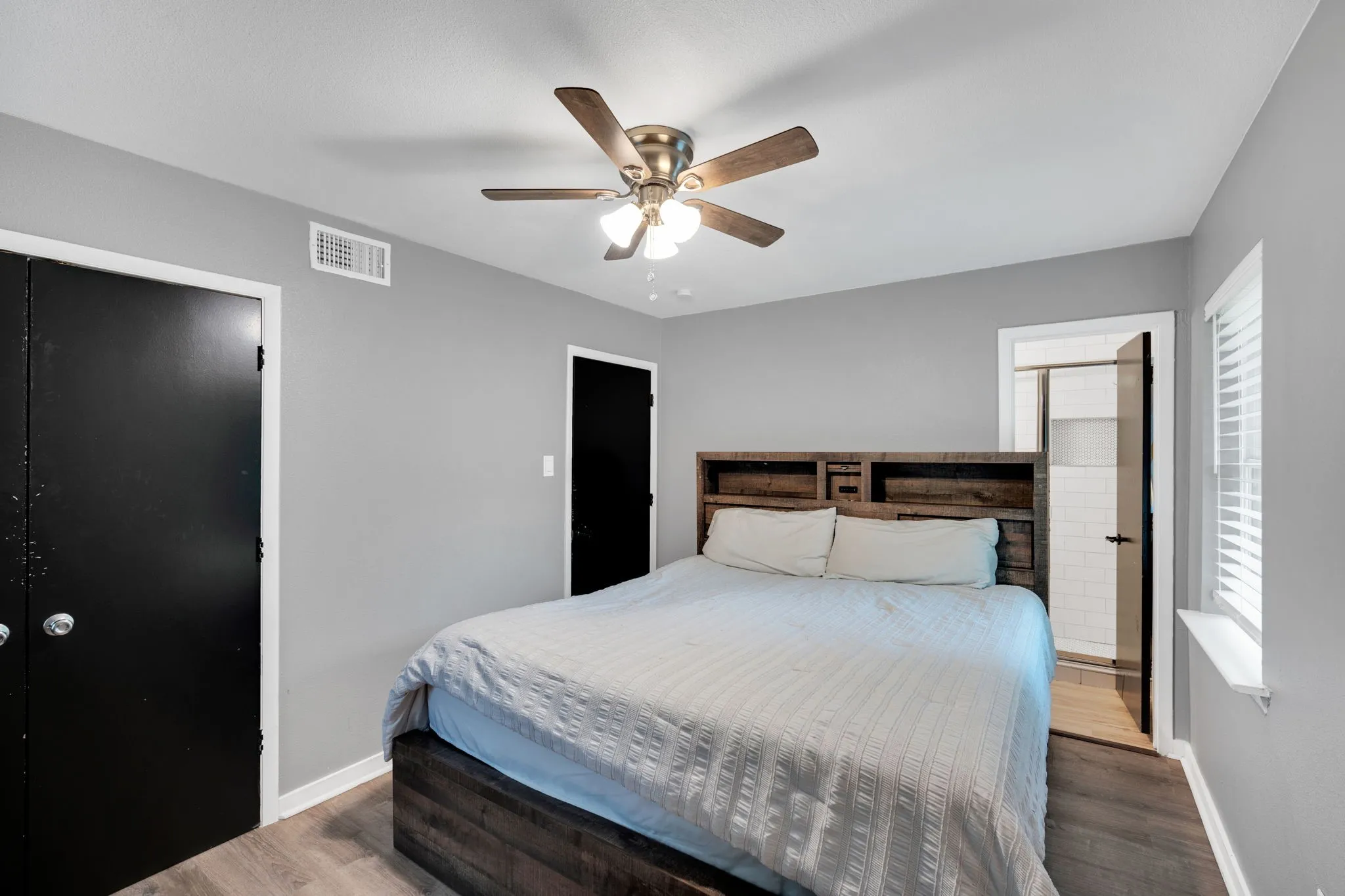 Single Family Residence For Sale in Ellis County , 1104 Williamsburg Drive, Ennis, Texas 75119, 4 Bedroom, 2 Bathroom, 2 Garage spaces, 1,665 Sqft, built in 1964, Preowned, mls#21250973, Real Estate Agent in Ennis, Homes For Sale in Ellis county, Homes For Sale in Ennis, Realtor in Ennis Texas, Real Estate Brokerage Independent Realty Texas, Luminita Cordes Realtor