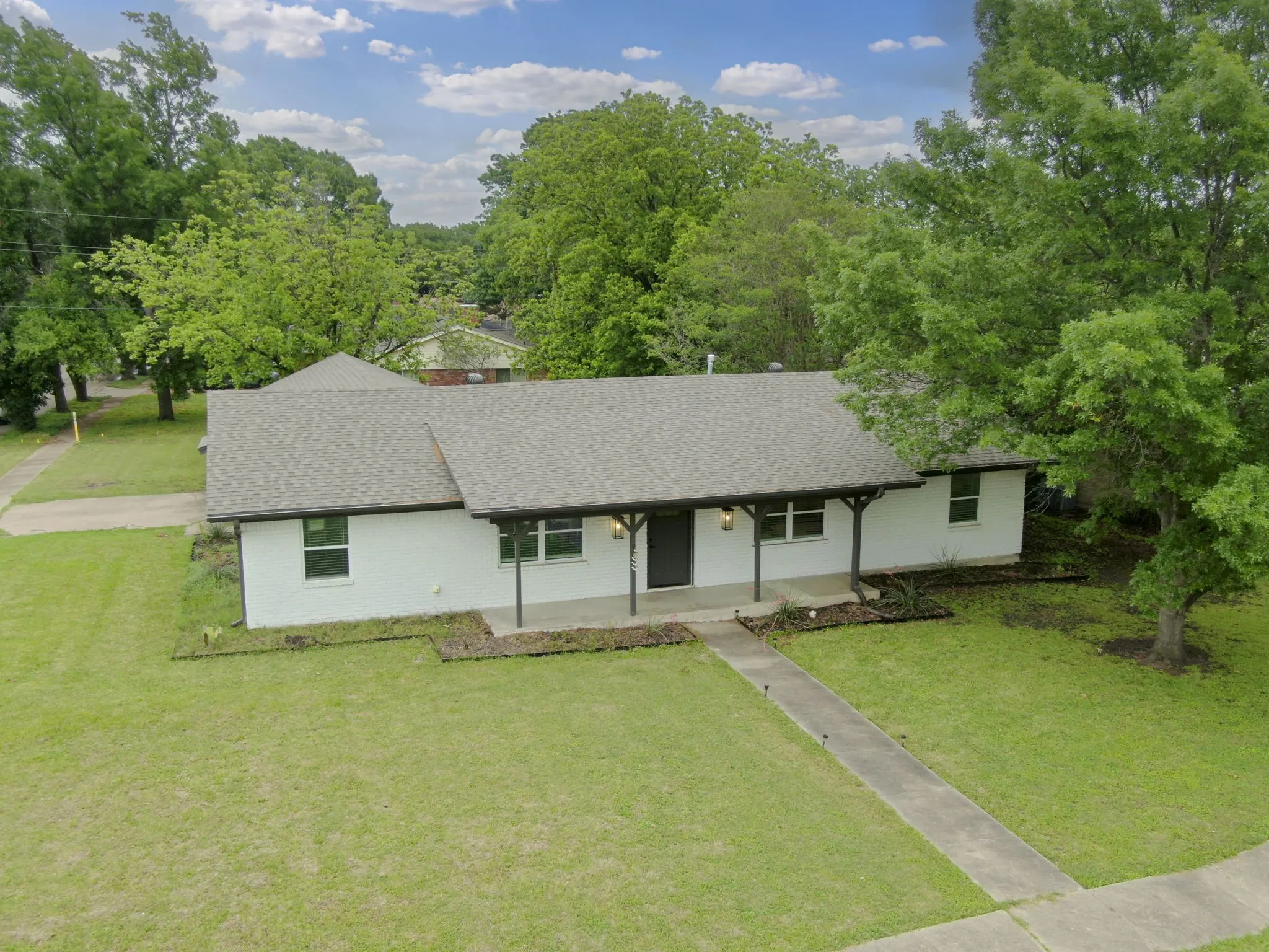 Single Family Residence For Sale in Ellis County , 1104 Williamsburg Drive, Ennis, Texas 75119, 4 Bedroom, 2 Bathroom, 2 Garage spaces, 1,665 Sqft, built in 1964, Preowned, mls#21250973, Real Estate Agent in Ennis, Homes For Sale in Ellis county, Homes For Sale in Ennis, Realtor in Ennis Texas, Real Estate Brokerage Independent Realty Texas, Luminita Cordes Realtor
