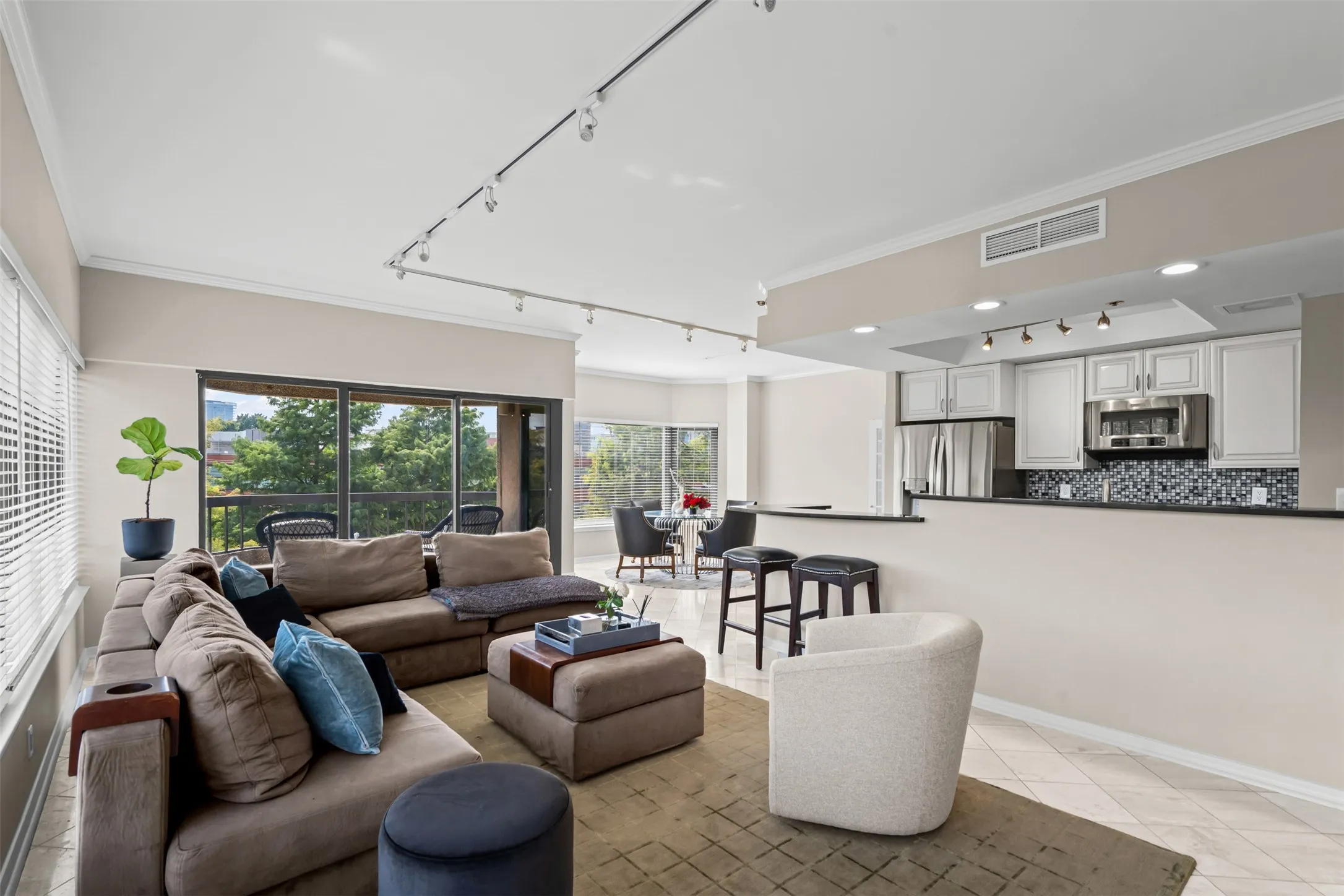 Condominium For Rent in Dallas County , 3030 Mckinney Avenue 306, Dallas, Texas 75204, 2 Bedroom, 2 Bathroom, 2 Garage spaces, 1,774 Sqft, built in 1981, Preowned, mls#21252041, Real Estate Agent in Dallas, Homes For Rent in Dallas county, Homes For Rent in Dallas, Realtor in Dallas Texas, Real Estate Brokerage Independent Realty Texas, Luminita Cordes Realtor