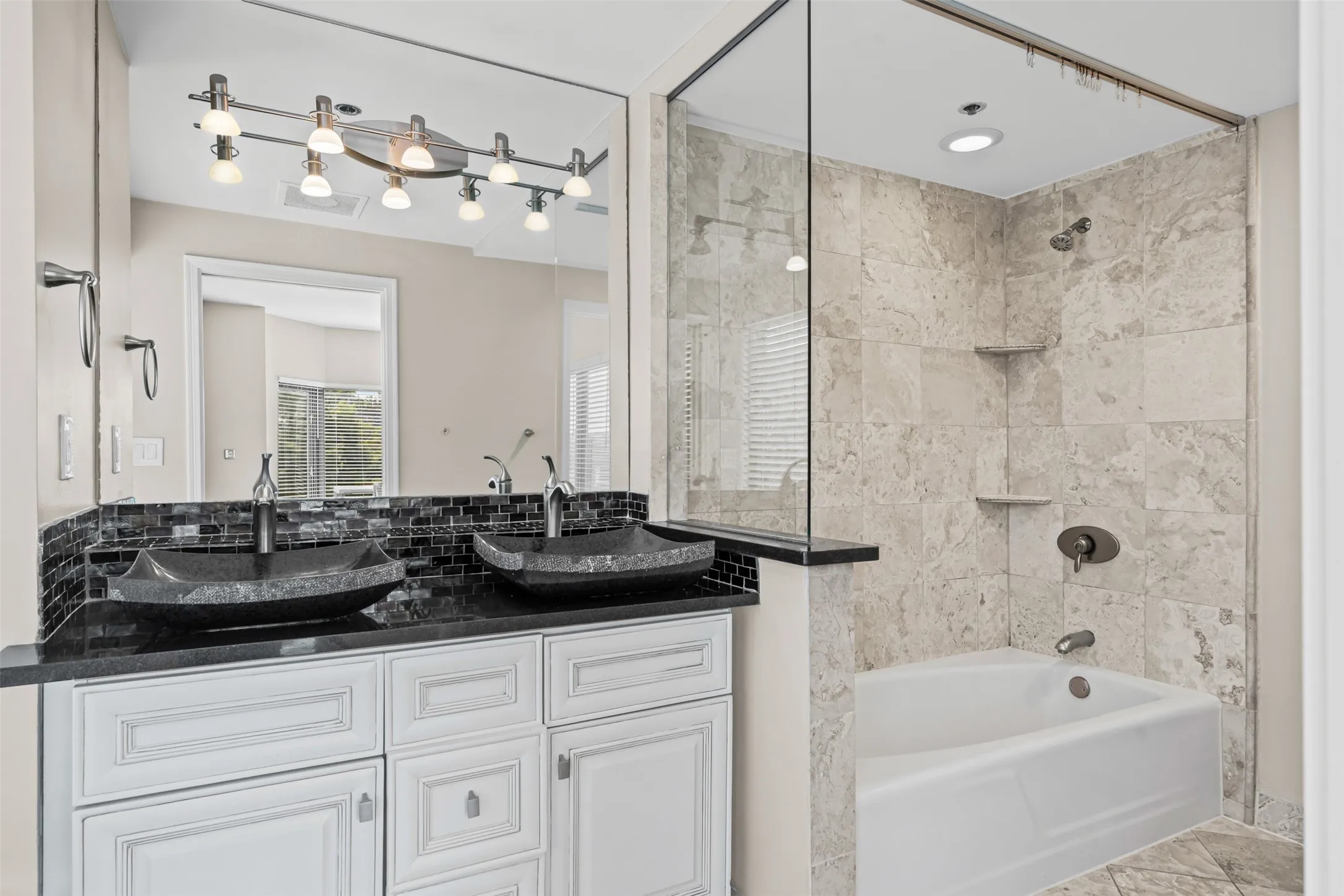 Condominium For Rent in Dallas County , 3030 Mckinney Avenue 306, Dallas, Texas 75204, 2 Bedroom, 2 Bathroom, 2 Garage spaces, 1,774 Sqft, built in 1981, Preowned, mls#21252041, Real Estate Agent in Dallas, Homes For Rent in Dallas county, Homes For Rent in Dallas, Realtor in Dallas Texas, Real Estate Brokerage Independent Realty Texas, Luminita Cordes Realtor