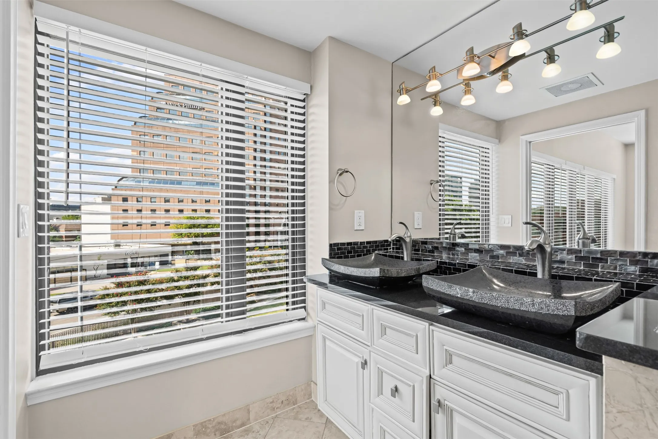 Condominium For Rent in Dallas County , 3030 Mckinney Avenue 306, Dallas, Texas 75204, 2 Bedroom, 2 Bathroom, 2 Garage spaces, 1,774 Sqft, built in 1981, Preowned, mls#21252041, Real Estate Agent in Dallas, Homes For Rent in Dallas county, Homes For Rent in Dallas, Realtor in Dallas Texas, Real Estate Brokerage Independent Realty Texas, Luminita Cordes Realtor