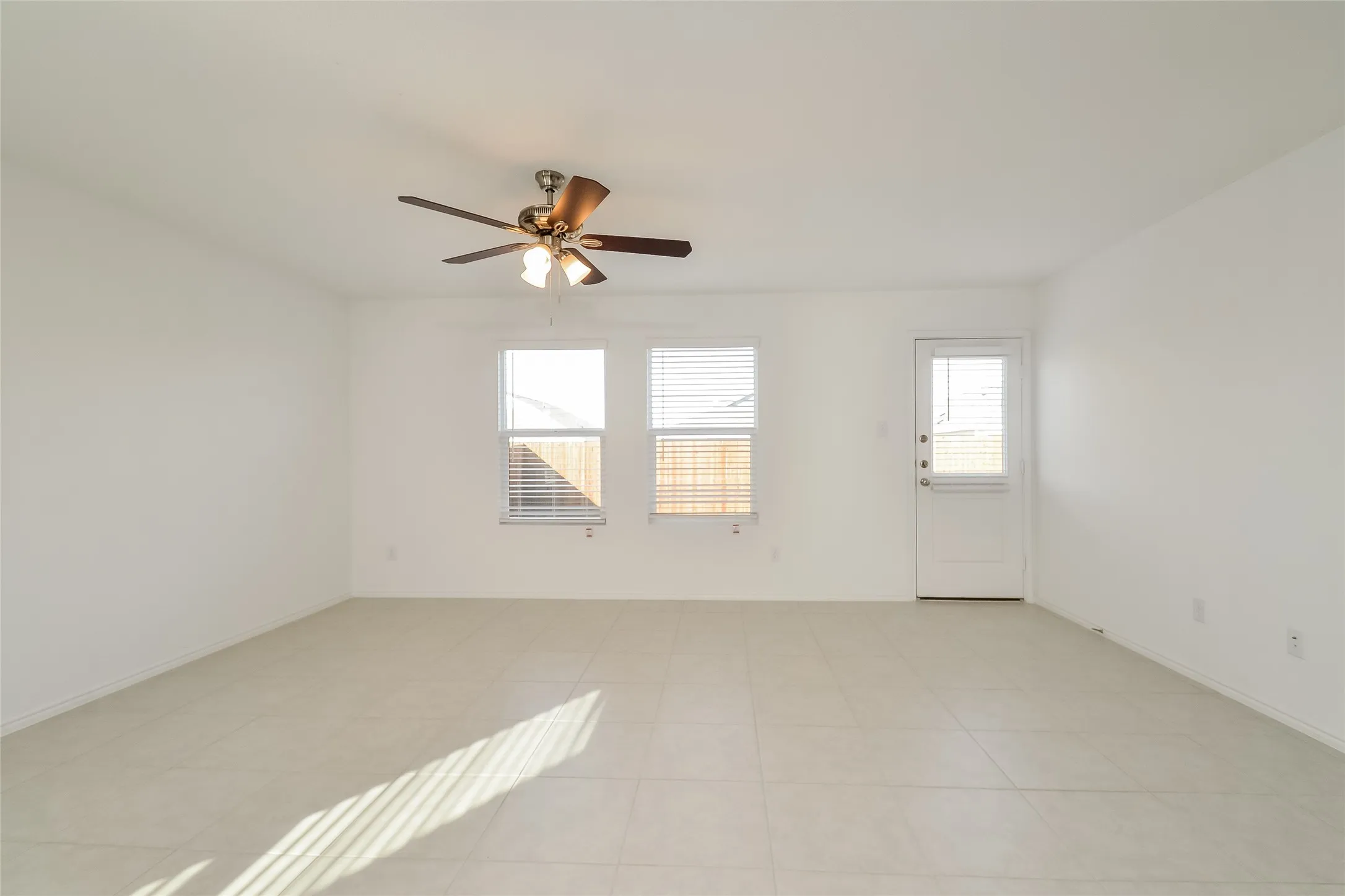 Single Family Residence For Rent in Collin County , 122 Lemongrass Drive, Princeton, Texas 75407, 4 Bedroom, 2 Bathroom, 2 Garage spaces, 1,674 Sqft, built in 2022, Preowned, mls#21253034, Real Estate Agent in Princeton, Homes For Rent in Collin county, Homes For Rent in Princeton, Realtor in Princeton Texas, Real Estate Brokerage Independent Realty Texas, Luminita Cordes Realtor