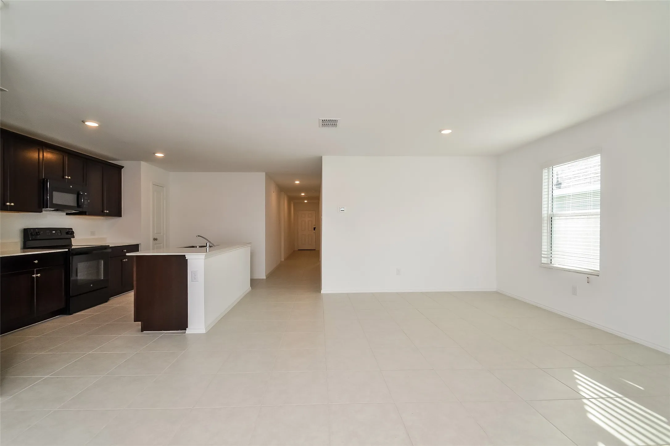 Single Family Residence For Rent in Collin County , 122 Lemongrass Drive, Princeton, Texas 75407, 4 Bedroom, 2 Bathroom, 2 Garage spaces, 1,674 Sqft, built in 2022, Preowned, mls#21253034, Real Estate Agent in Princeton, Homes For Rent in Collin county, Homes For Rent in Princeton, Realtor in Princeton Texas, Real Estate Brokerage Independent Realty Texas, Luminita Cordes Realtor