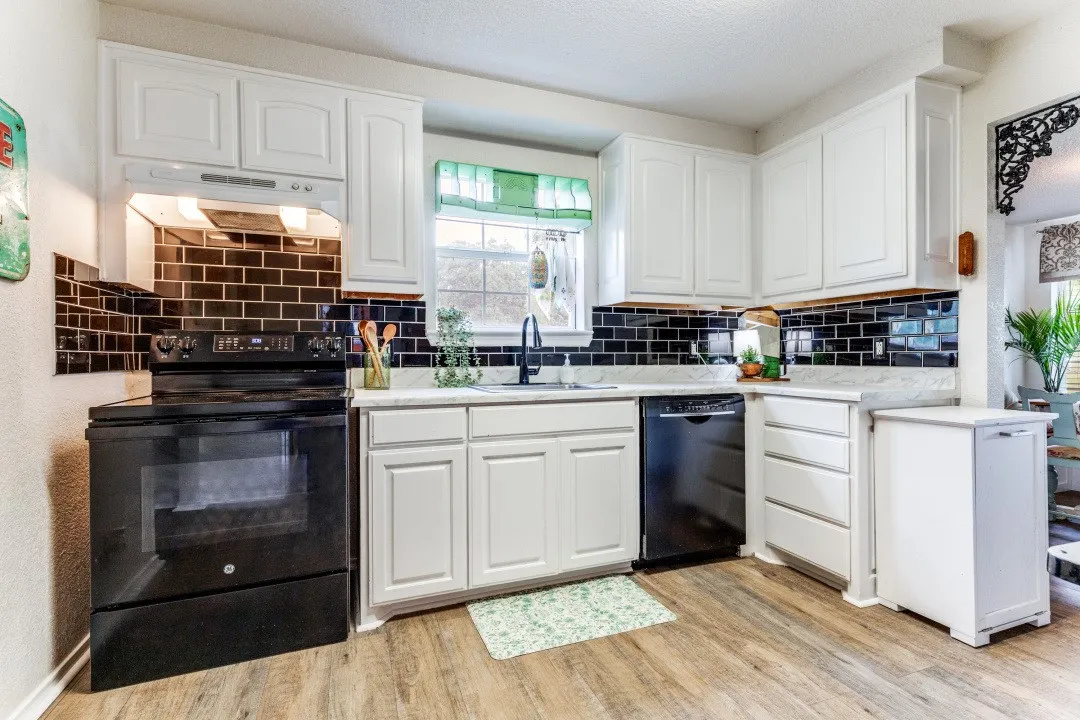 Single Family Residence For Sale in Tarrant County , 12490 Deeds Court, Azle, Texas 76020, 3 Bedroom, 2 Bathroom, Garage spaces, 965 Sqft, built in 1964, mls#21253040, Real Estate Agent in Azle, Homes For Sale in Tarrant county, Homes For Sale in Azle, Realtor in Azle Texas, Real Estate Brokerage Independent Realty Texas, Luminita Cordes Realtor