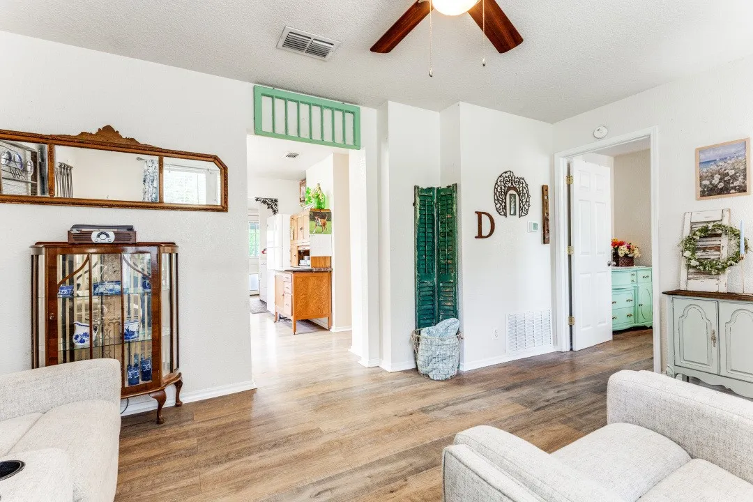 Single Family Residence For Sale in Tarrant County , 12490 Deeds Court, Azle, Texas 76020, 3 Bedroom, 2 Bathroom, Garage spaces, 965 Sqft, built in 1964, mls#21253040, Real Estate Agent in Azle, Homes For Sale in Tarrant county, Homes For Sale in Azle, Realtor in Azle Texas, Real Estate Brokerage Independent Realty Texas, Luminita Cordes Realtor