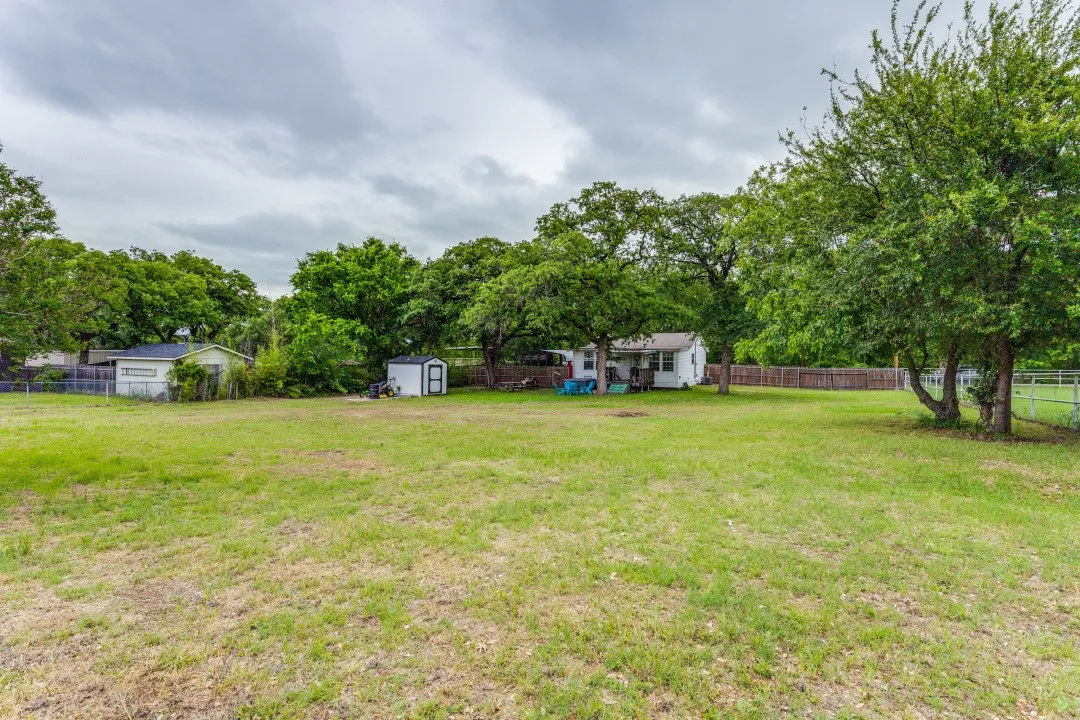 Single Family Residence For Sale in Tarrant County , 12490 Deeds Court, Azle, Texas 76020, 3 Bedroom, 2 Bathroom, Garage spaces, 965 Sqft, built in 1964, mls#21253040, Real Estate Agent in Azle, Homes For Sale in Tarrant county, Homes For Sale in Azle, Realtor in Azle Texas, Real Estate Brokerage Independent Realty Texas, Luminita Cordes Realtor