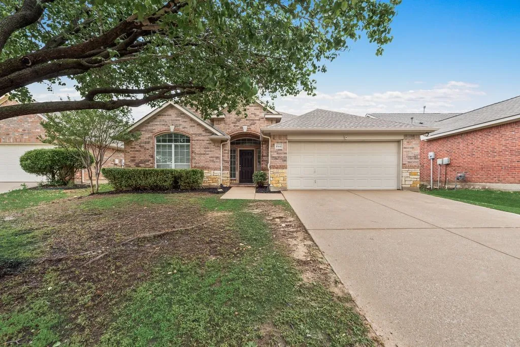 Single Family Residence For Sale in Tarrant County , 10441 Stoneside Trail, Fort Worth, Texas 76244, 3 Bedroom, 2 Bathroom, 2 Garage spaces, 2,435 Sqft, built in 2002, mls#21250831, Real Estate Agent in Fort Worth, Homes For Sale in Tarrant county, Homes For Sale in Fort Worth, Realtor in Fort Worth Texas, Real Estate Brokerage Independent Realty Texas, Luminita Cordes Realtor