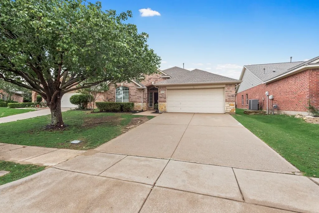Single Family Residence For Sale in Tarrant County , 10441 Stoneside Trail, Fort Worth, Texas 76244, 3 Bedroom, 2 Bathroom, 2 Garage spaces, 2,435 Sqft, built in 2002, mls#21250831, Real Estate Agent in Fort Worth, Homes For Sale in Tarrant county, Homes For Sale in Fort Worth, Realtor in Fort Worth Texas, Real Estate Brokerage Independent Realty Texas, Luminita Cordes Realtor