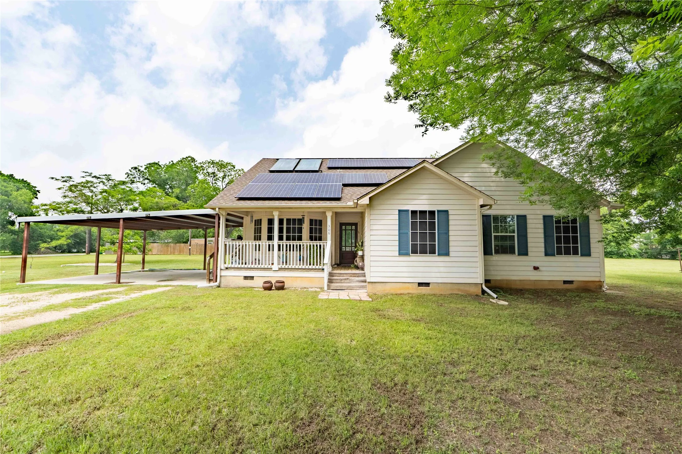 Single Family Residence For Sale in Wise County , 306 Owens Street, Bridgeport, Texas 76426, 3 Bedroom, 2 Bathroom, Garage spaces, 1,796 Sqft, built in 2003, Price $354,999, mls#21253136, Real Estate Agent in Bridgeport, Homes For Sale in Wise county, Homes For Sale in Bridgeport, Realtor in Bridgeport Texas, Real Estate Brokerage Independent Realty Texas, Luminita Cordes Realtor