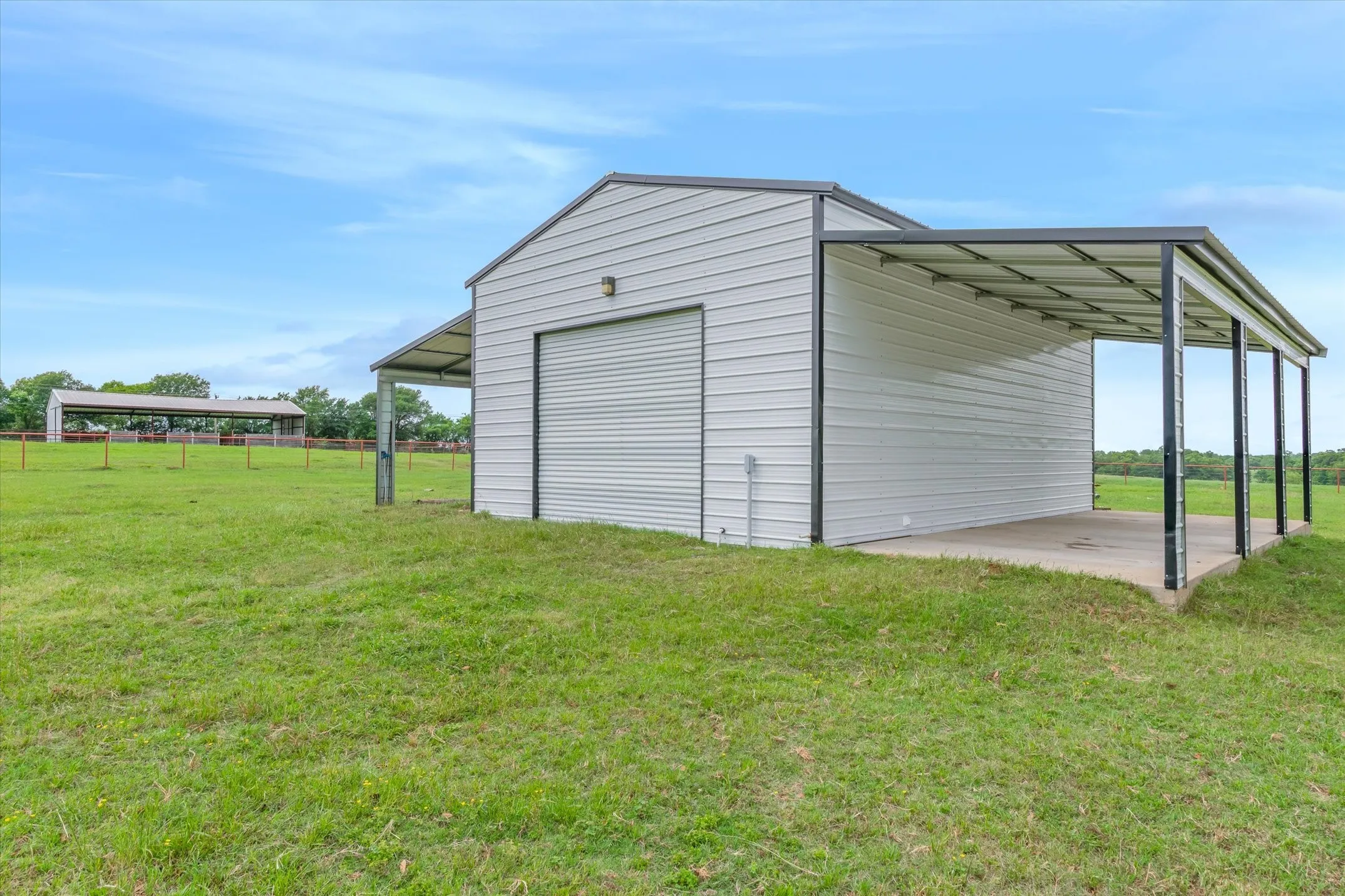 Single Family Residence For Sale in Henderson County , 10266 County Road 1200, Athens, Texas 75751, 2 Bedroom, 1 Bathroom, 1 Garage spaces, 1,152 Sqft, built in 2021, Price $479,900, mls#21253142, Real Estate Agent in Athens, Homes For Sale in Henderson county, Homes For Sale in Athens, Realtor in Athens Texas, Real Estate Brokerage Independent Realty Texas, Luminita Cordes Realtor