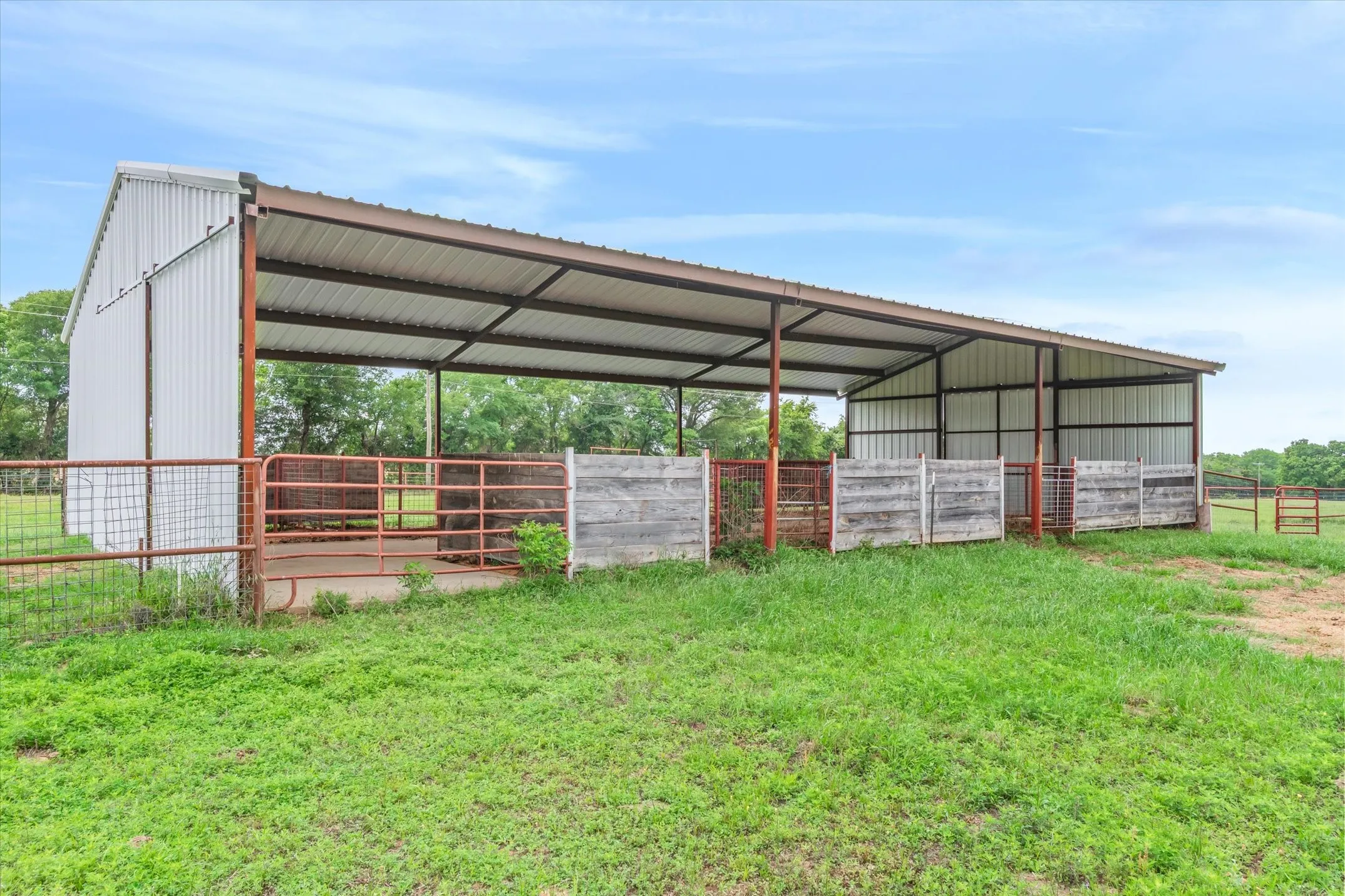 Single Family Residence For Sale in Henderson County , 10266 County Road 1200, Athens, Texas 75751, 2 Bedroom, 1 Bathroom, 1 Garage spaces, 1,152 Sqft, built in 2021, Price $479,900, mls#21253142, Real Estate Agent in Athens, Homes For Sale in Henderson county, Homes For Sale in Athens, Realtor in Athens Texas, Real Estate Brokerage Independent Realty Texas, Luminita Cordes Realtor