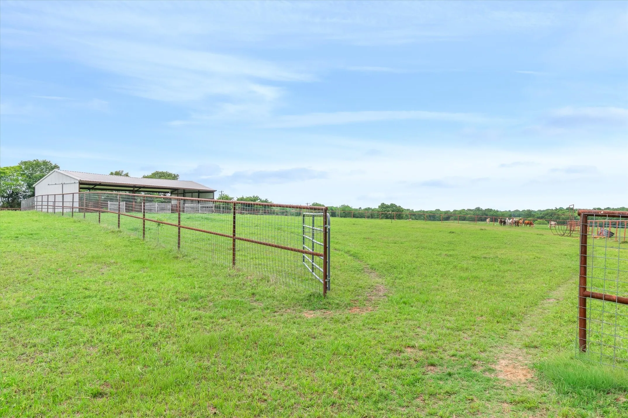 Single Family Residence For Sale in Henderson County , 10266 County Road 1200, Athens, Texas 75751, 2 Bedroom, 1 Bathroom, 1 Garage spaces, 1,152 Sqft, built in 2021, Price $479,900, mls#21253142, Real Estate Agent in Athens, Homes For Sale in Henderson county, Homes For Sale in Athens, Realtor in Athens Texas, Real Estate Brokerage Independent Realty Texas, Luminita Cordes Realtor