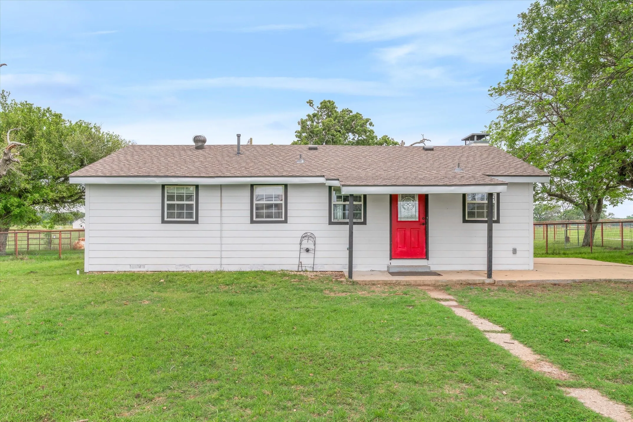 Single Family Residence For Sale in Henderson County , 10266 County Road 1200, Athens, Texas 75751, 2 Bedroom, 1 Bathroom, 1 Garage spaces, 1,152 Sqft, built in 2021, Price $479,900, mls#21253142, Real Estate Agent in Athens, Homes For Sale in Henderson county, Homes For Sale in Athens, Realtor in Athens Texas, Real Estate Brokerage Independent Realty Texas, Luminita Cordes Realtor
