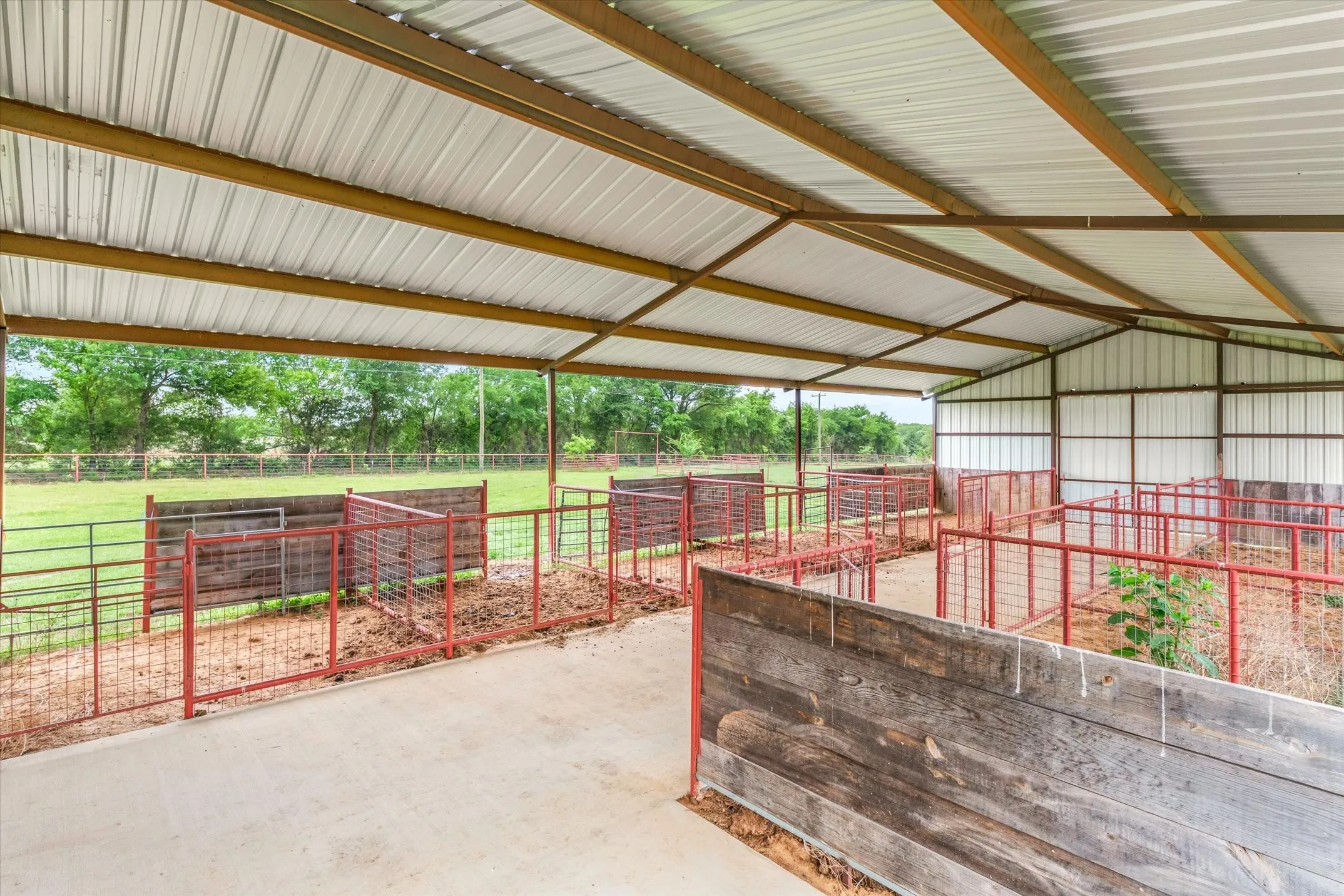 Single Family Residence For Sale in Henderson County , 10266 County Road 1200, Athens, Texas 75751, 2 Bedroom, 1 Bathroom, 1 Garage spaces, 1,152 Sqft, built in 2021, Price $479,900, mls#21253142, Real Estate Agent in Athens, Homes For Sale in Henderson county, Homes For Sale in Athens, Realtor in Athens Texas, Real Estate Brokerage Independent Realty Texas, Luminita Cordes Realtor