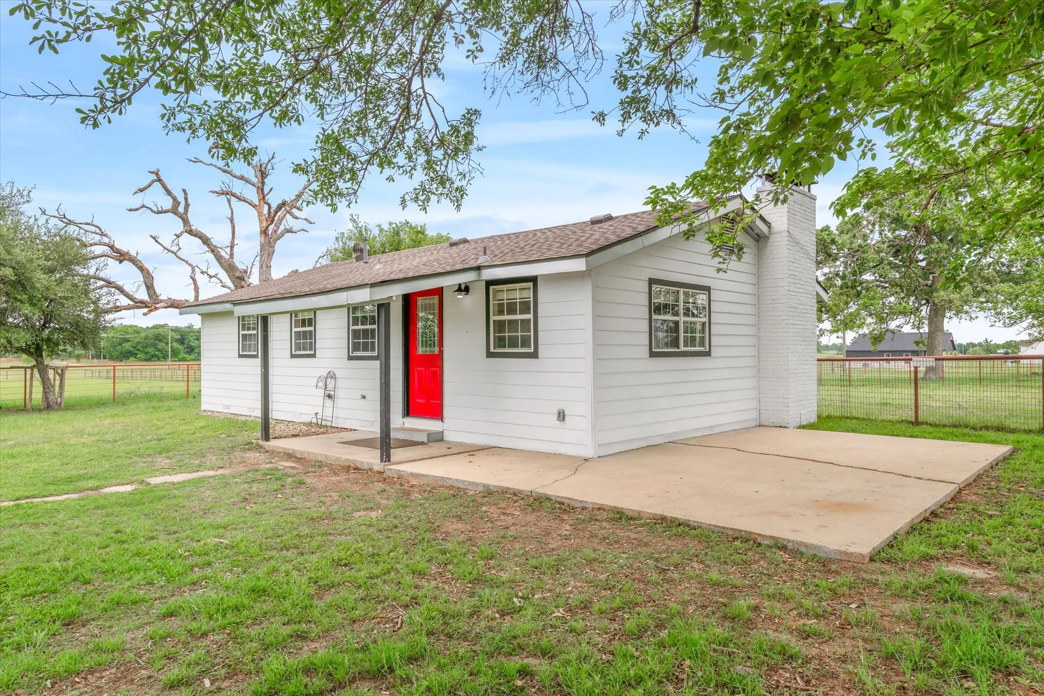 Single Family Residence For Sale in Henderson County , 10266 County Road 1200, Athens, Texas 75751, 2 Bedroom, 1 Bathroom, 1 Garage spaces, 1,152 Sqft, built in 2021, Price $479,900, mls#21253142, Real Estate Agent in Athens, Homes For Sale in Henderson county, Homes For Sale in Athens, Realtor in Athens Texas, Real Estate Brokerage Independent Realty Texas, Luminita Cordes Realtor