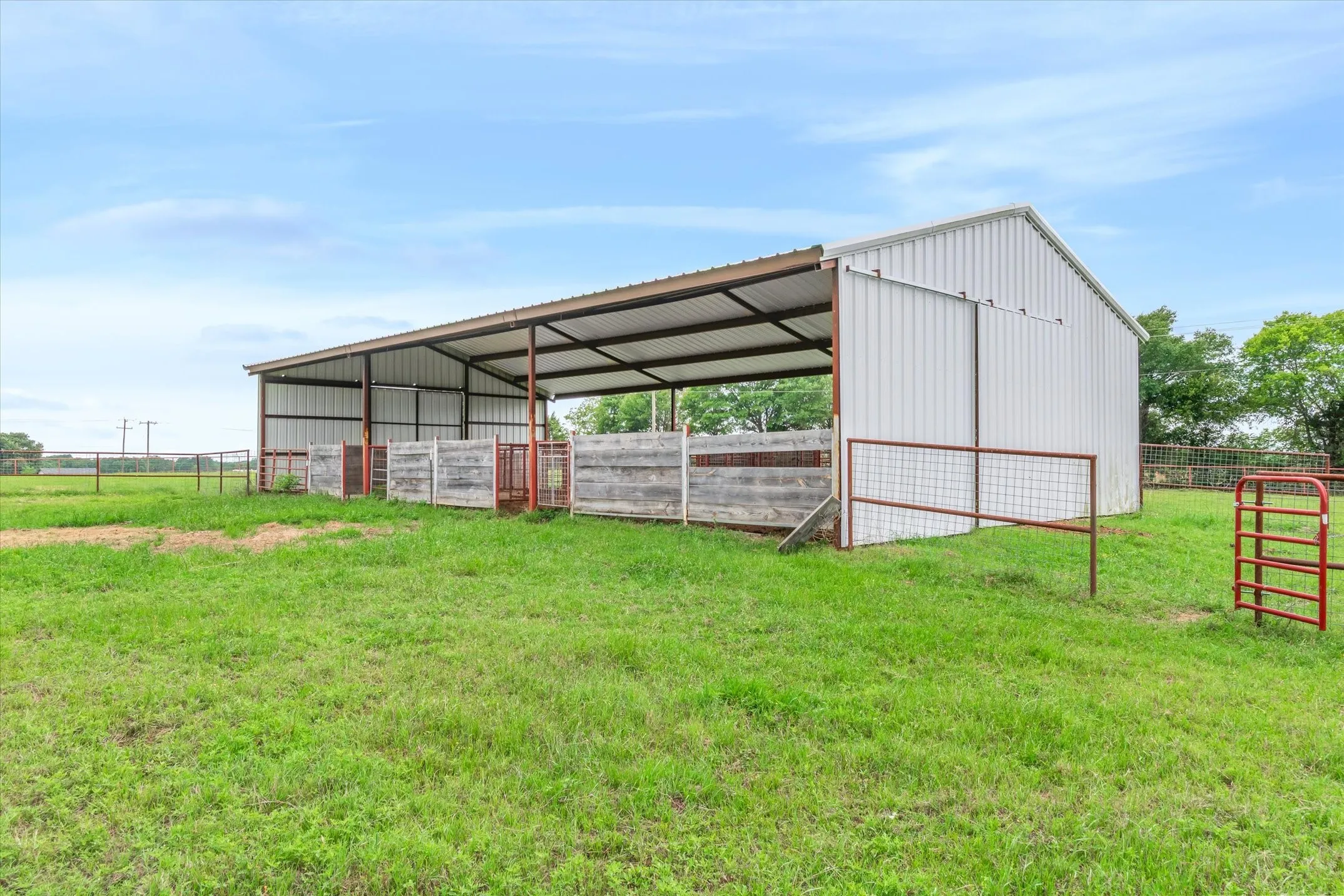Single Family Residence For Sale in Henderson County , 10266 County Road 1200, Athens, Texas 75751, 2 Bedroom, 1 Bathroom, 1 Garage spaces, 1,152 Sqft, built in 2021, Price $479,900, mls#21253142, Real Estate Agent in Athens, Homes For Sale in Henderson county, Homes For Sale in Athens, Realtor in Athens Texas, Real Estate Brokerage Independent Realty Texas, Luminita Cordes Realtor