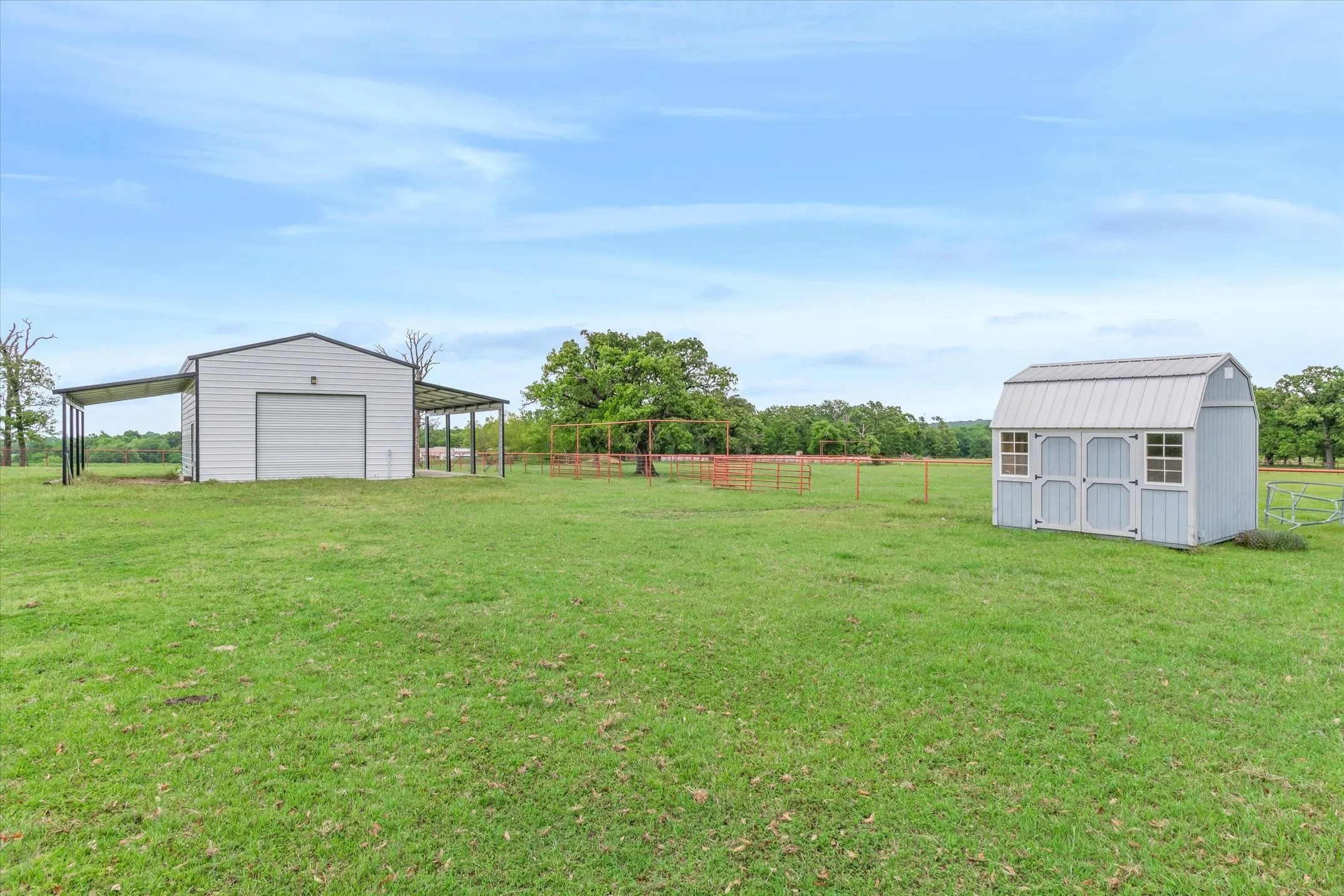 Single Family Residence For Sale in Henderson County , 10266 County Road 1200, Athens, Texas 75751, 2 Bedroom, 1 Bathroom, 1 Garage spaces, 1,152 Sqft, built in 2021, Price $479,900, mls#21253142, Real Estate Agent in Athens, Homes For Sale in Henderson county, Homes For Sale in Athens, Realtor in Athens Texas, Real Estate Brokerage Independent Realty Texas, Luminita Cordes Realtor