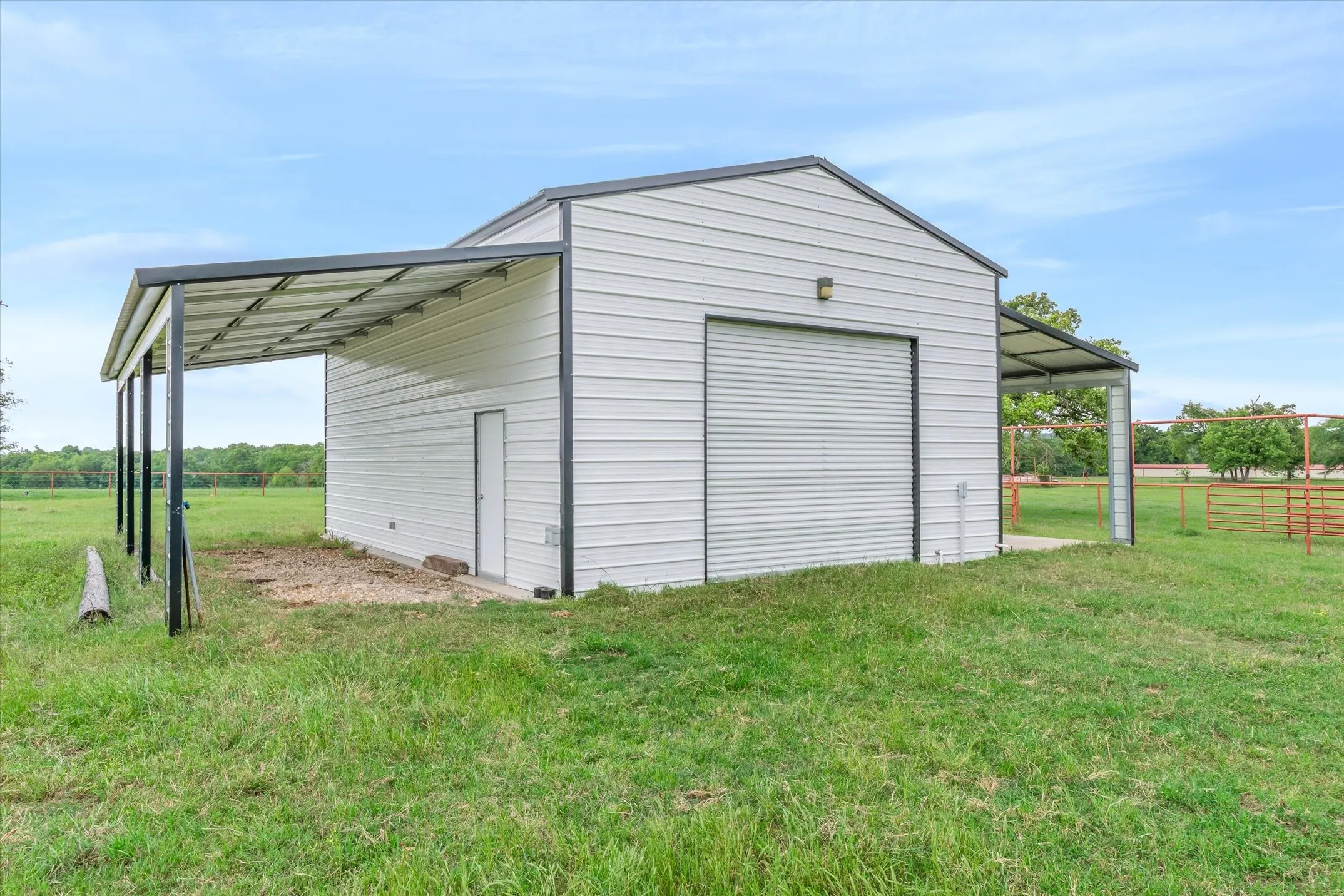 Single Family Residence For Sale in Henderson County , 10266 County Road 1200, Athens, Texas 75751, 2 Bedroom, 1 Bathroom, 1 Garage spaces, 1,152 Sqft, built in 2021, Price $479,900, mls#21253142, Real Estate Agent in Athens, Homes For Sale in Henderson county, Homes For Sale in Athens, Realtor in Athens Texas, Real Estate Brokerage Independent Realty Texas, Luminita Cordes Realtor