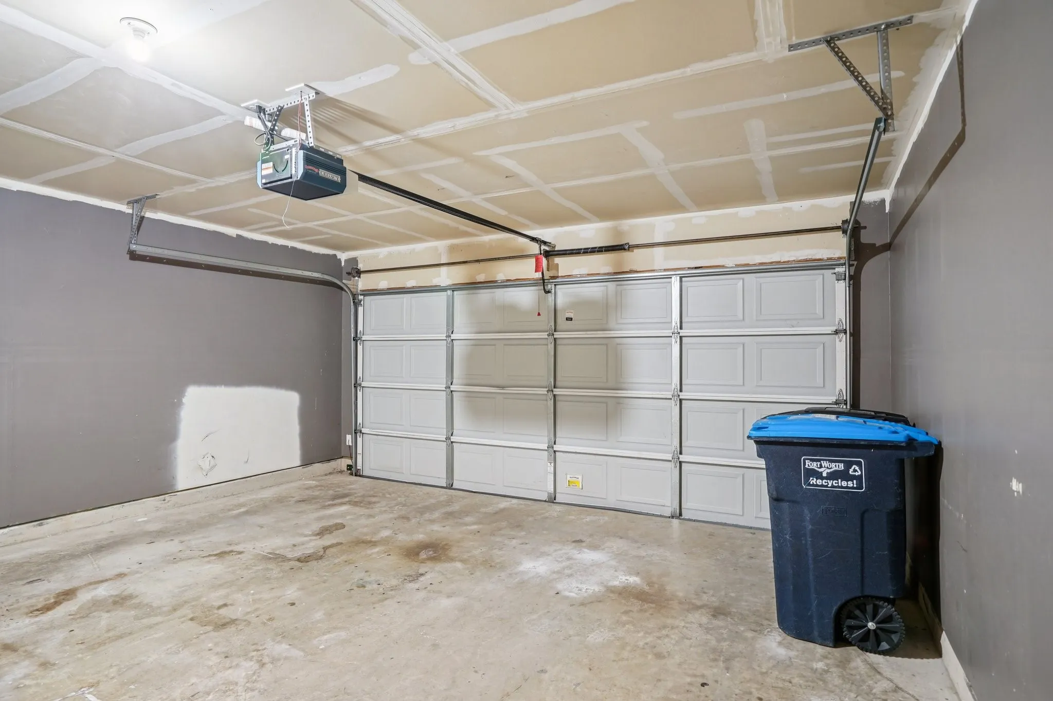 Single Family Residence For Sale in Tarrant County , 9120 Sun Haven Way, Fort Worth, Texas 76244, 3 Bedroom, 2 Bathroom, 2 Garage spaces, 1,810 Sqft, built in 2010, mls#21253188, Real Estate Agent in Fort Worth, Homes For Sale in Tarrant county, Homes For Sale in Fort Worth, Realtor in Fort Worth Texas, Real Estate Brokerage Independent Realty Texas, Luminita Cordes Realtor