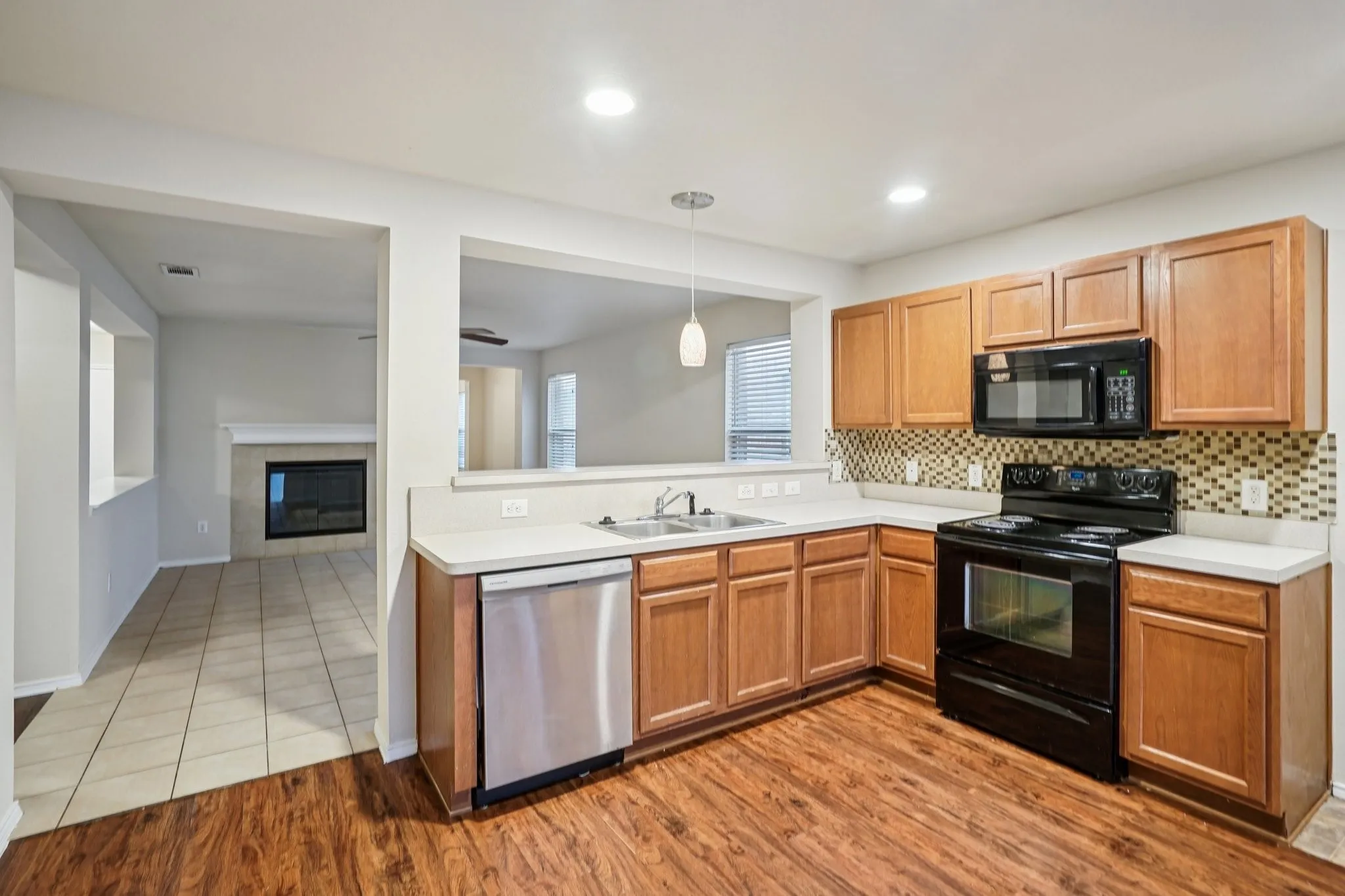 Single Family Residence For Sale in Tarrant County , 9120 Sun Haven Way, Fort Worth, Texas 76244, 3 Bedroom, 2 Bathroom, 2 Garage spaces, 1,810 Sqft, built in 2010, mls#21253188, Real Estate Agent in Fort Worth, Homes For Sale in Tarrant county, Homes For Sale in Fort Worth, Realtor in Fort Worth Texas, Real Estate Brokerage Independent Realty Texas, Luminita Cordes Realtor