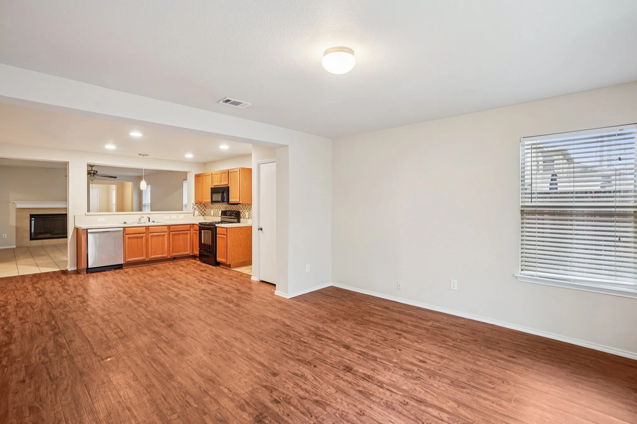 Single Family Residence For Sale in Tarrant County , 9120 Sun Haven Way, Fort Worth, Texas 76244, 3 Bedroom, 2 Bathroom, 2 Garage spaces, 1,810 Sqft, built in 2010, mls#21253188, Real Estate Agent in Fort Worth, Homes For Sale in Tarrant county, Homes For Sale in Fort Worth, Realtor in Fort Worth Texas, Real Estate Brokerage Independent Realty Texas, Luminita Cordes Realtor