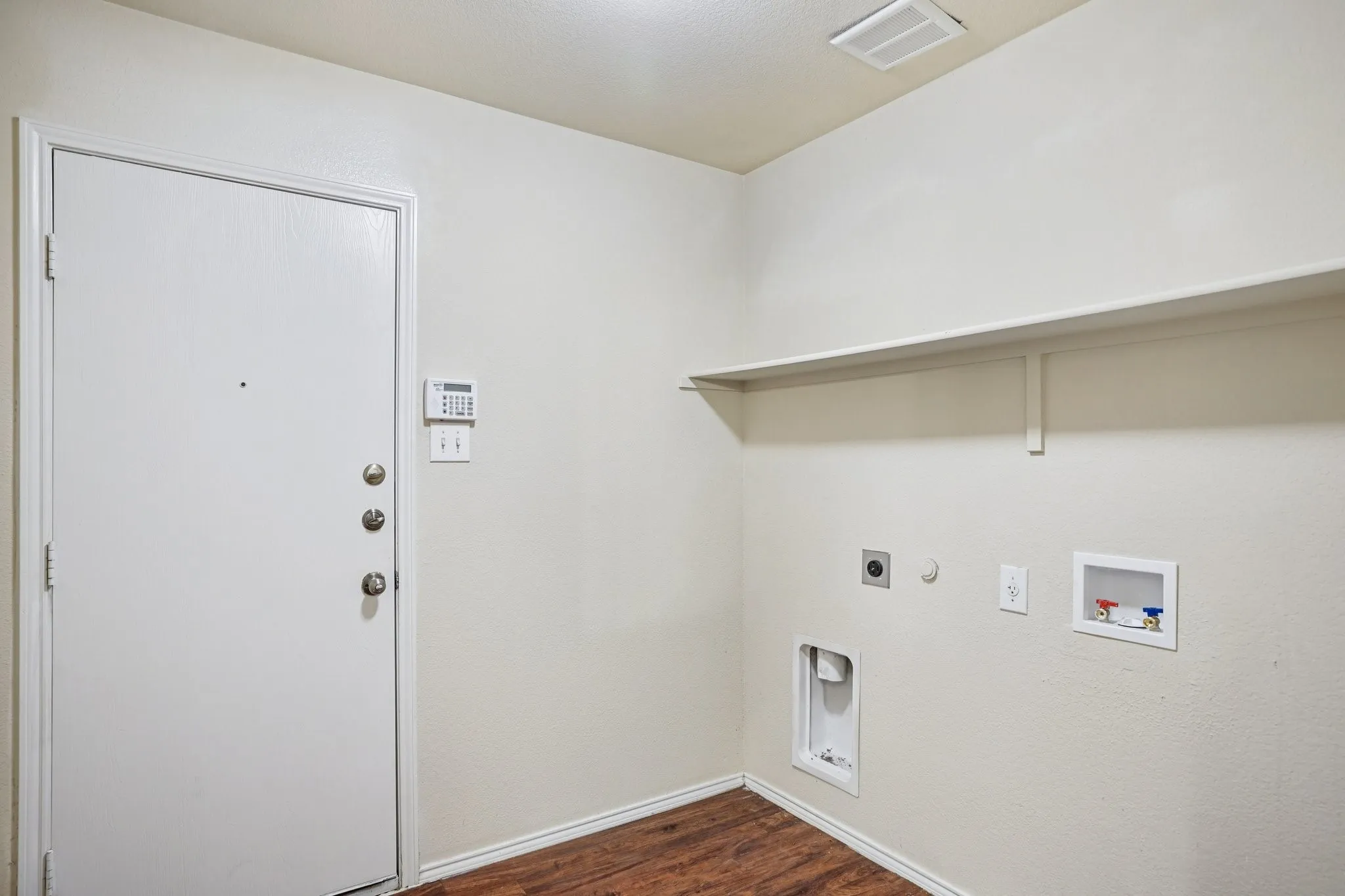 Single Family Residence For Sale in Tarrant County , 9120 Sun Haven Way, Fort Worth, Texas 76244, 3 Bedroom, 2 Bathroom, 2 Garage spaces, 1,810 Sqft, built in 2010, mls#21253188, Real Estate Agent in Fort Worth, Homes For Sale in Tarrant county, Homes For Sale in Fort Worth, Realtor in Fort Worth Texas, Real Estate Brokerage Independent Realty Texas, Luminita Cordes Realtor